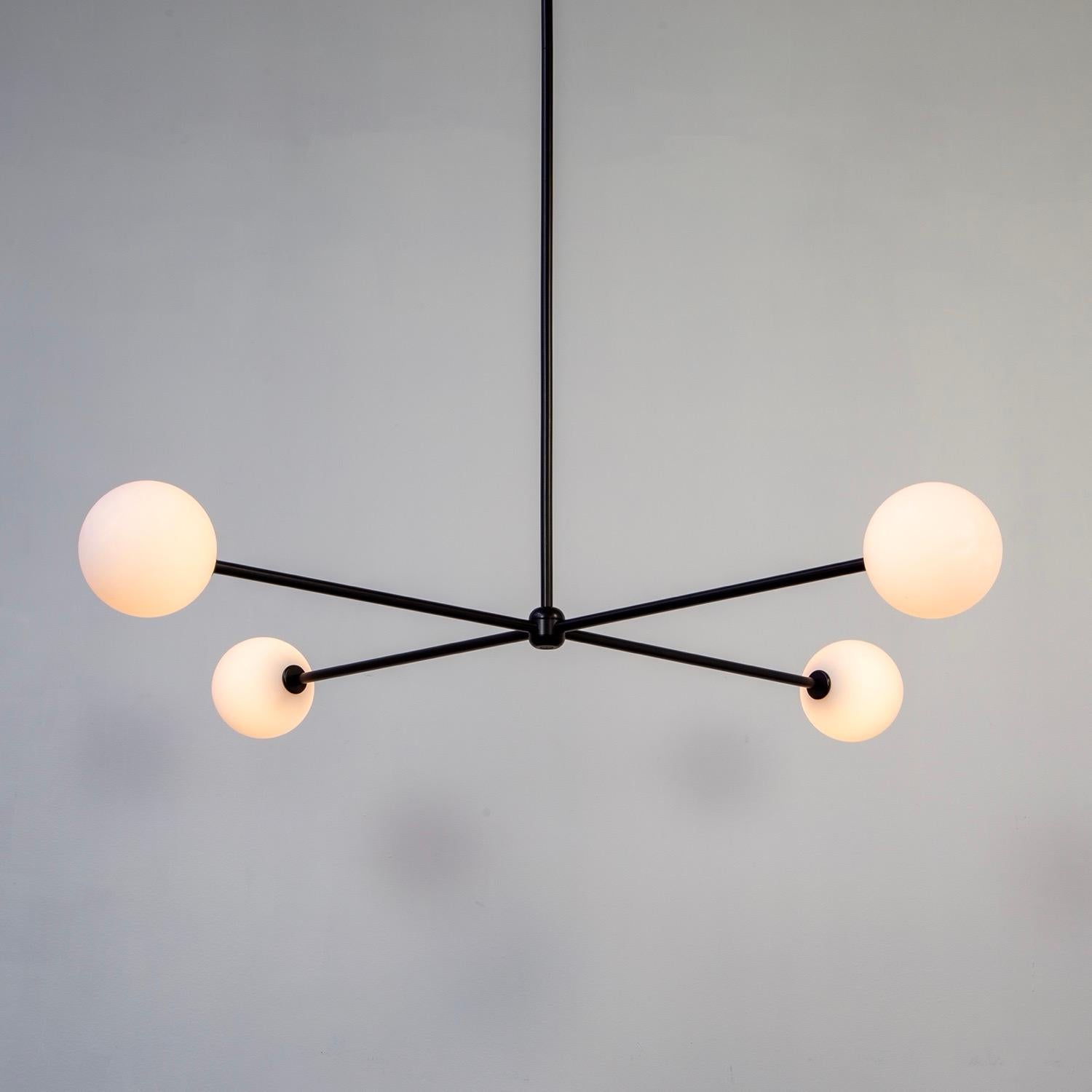 Cette offre concerne 1x Globe 4 Chandelier conçu et fabriqué par Design-Light. Il s'agit d'un modèle de sol qui a été utilisé pour une séance de photos. Il peut y avoir quelques petites éraflures incroyables mais la lumière est en très bon état de