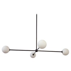 Lampadario Globe 4, di Research.Lighting, nero, globo di vetro da 5 pollici, su ordinazione