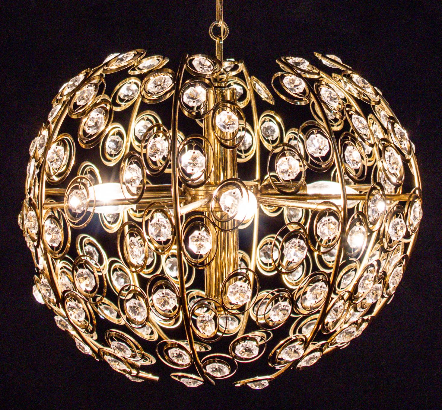 Globe and Diamond Crystal Midcentury Chandelier by Gaetano Sciolari, 1960 For Sale 4