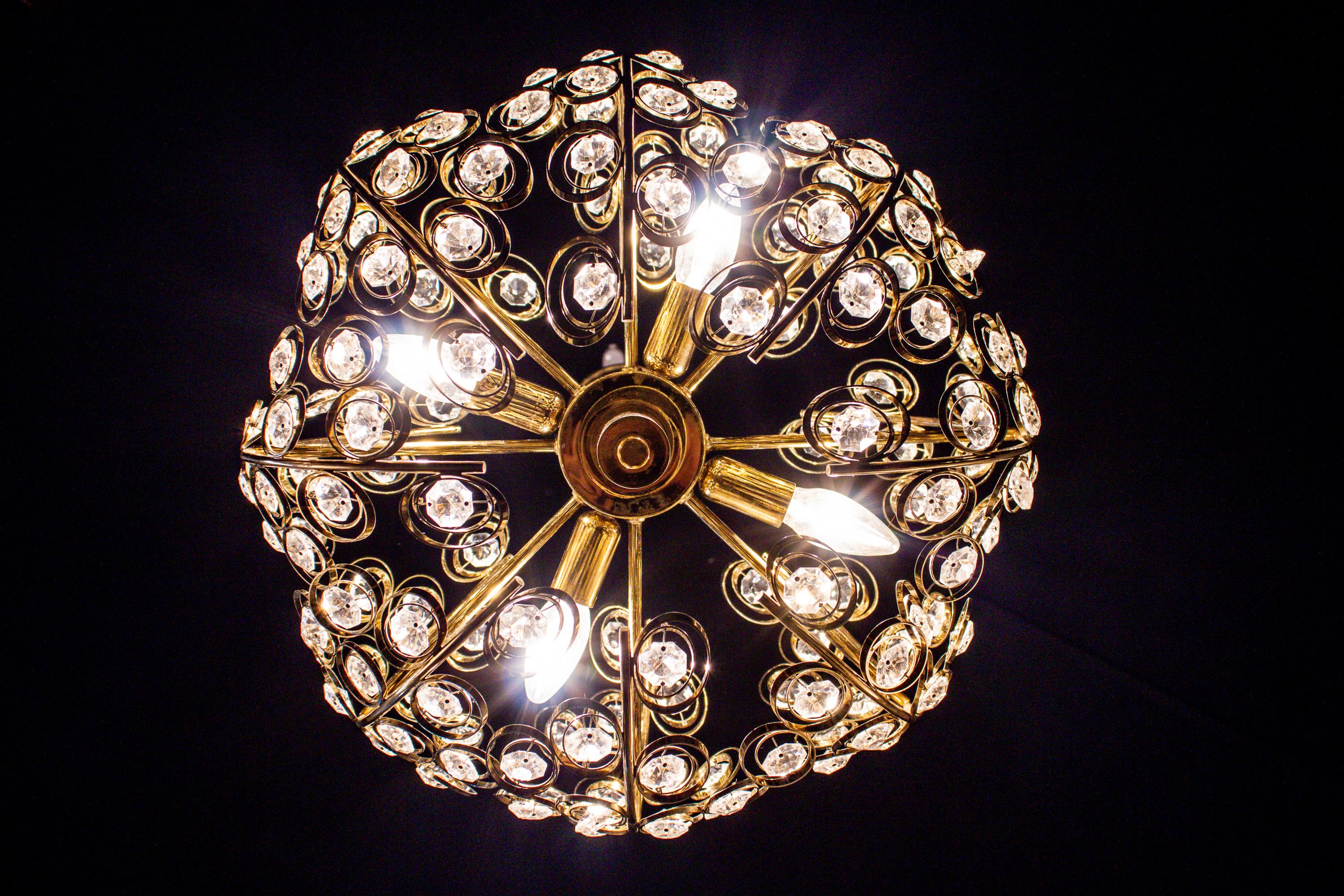 Globe and Diamond Crystal Midcentury Chandelier by Gaetano Sciolari, 1960 For Sale 6