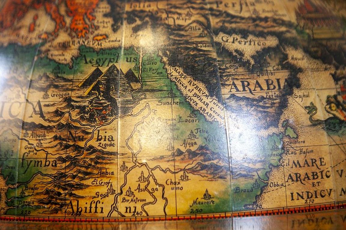 Globe Bar from the Mid-20th Century 6