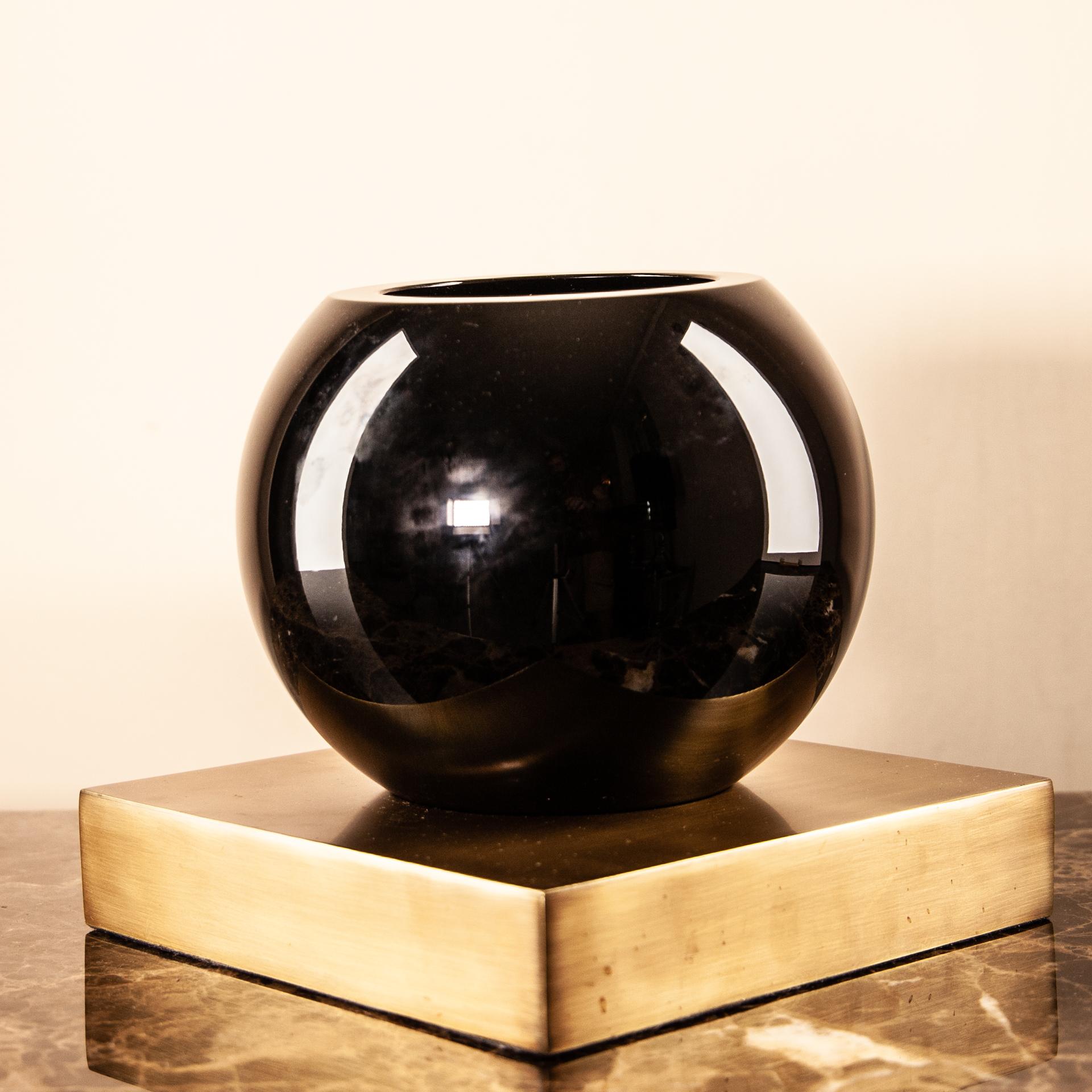 Globe Black Crystal Vase with Brass Stand In New Condition For Sale In Scandicci, Florence