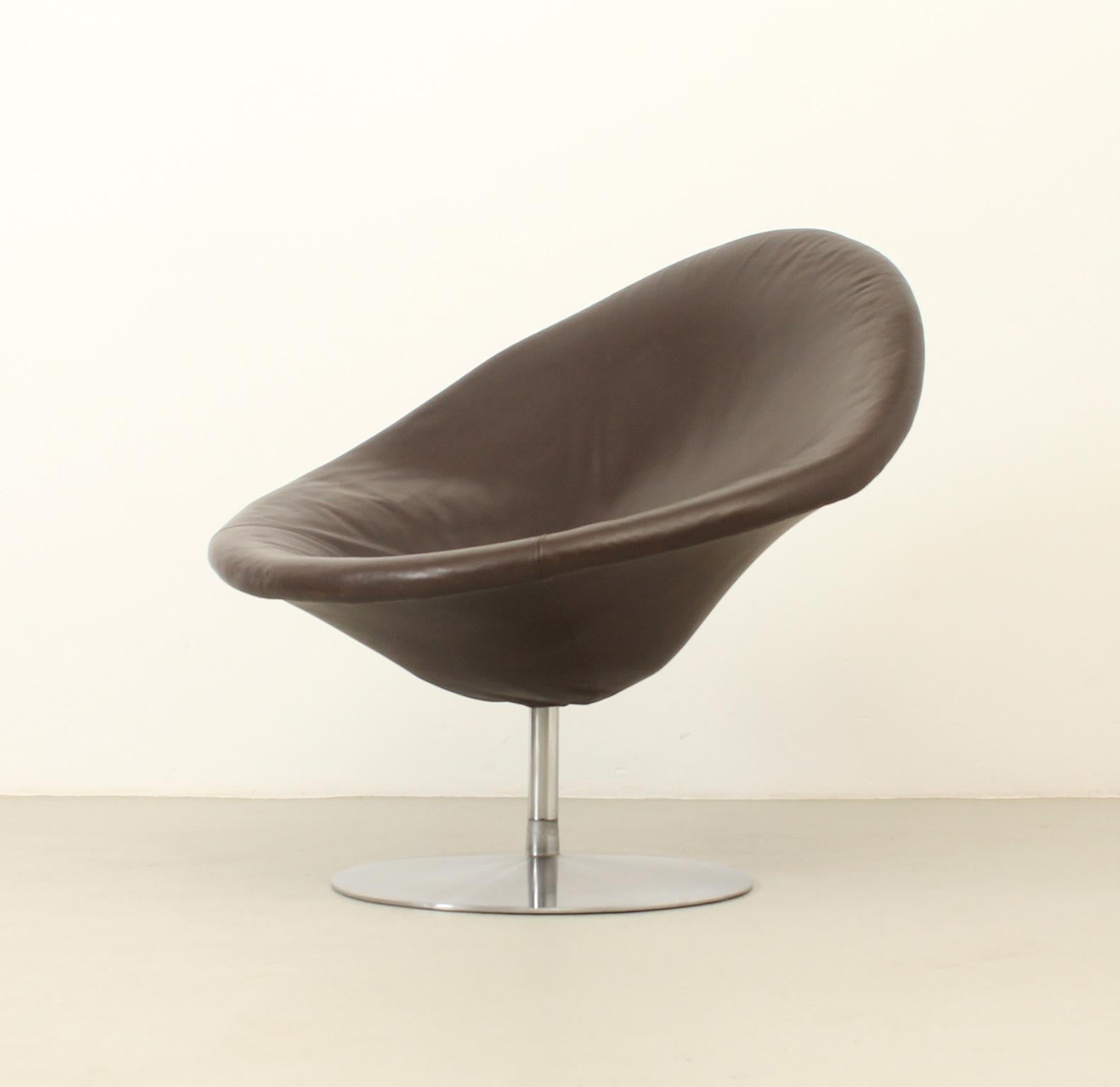 Globe Chair by Pierre Paulin in Brown Leather for Artifort For Sale 2