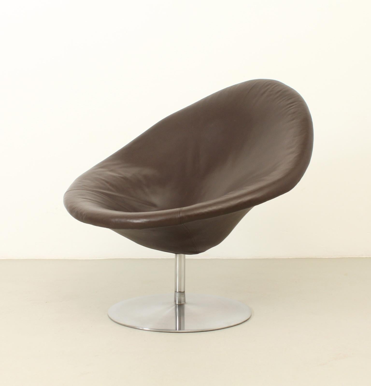 Globe Chair by Pierre Paulin in Brown Leather for Artifort For Sale 4