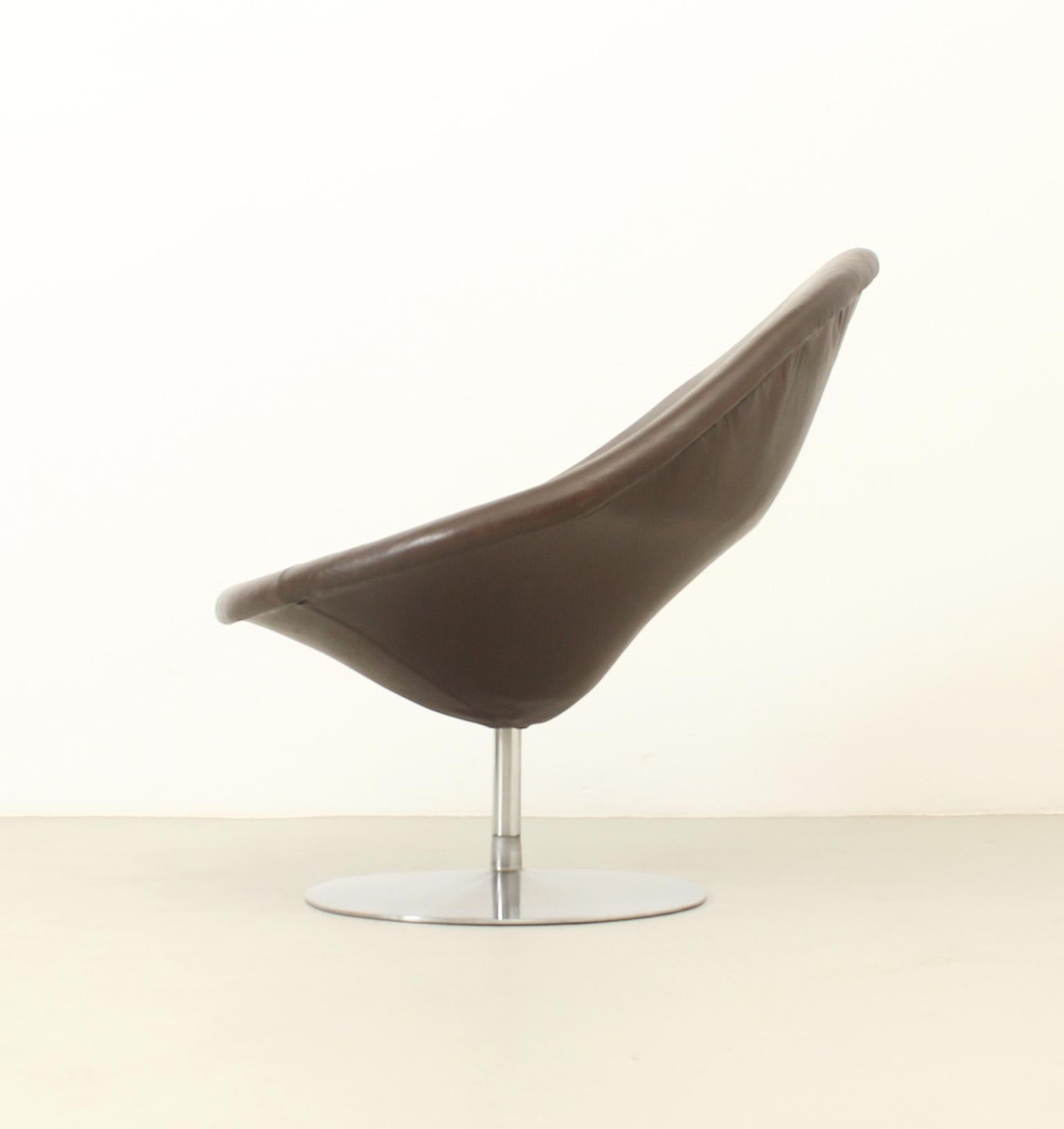 Globe Chair by Pierre Paulin in Brown Leather for Artifort For Sale 5