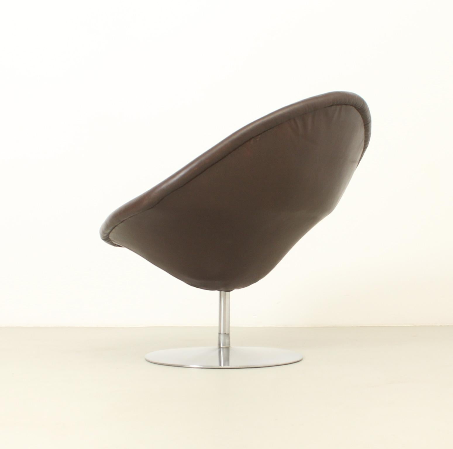 Globe Chair by Pierre Paulin in Brown Leather for Artifort For Sale 7
