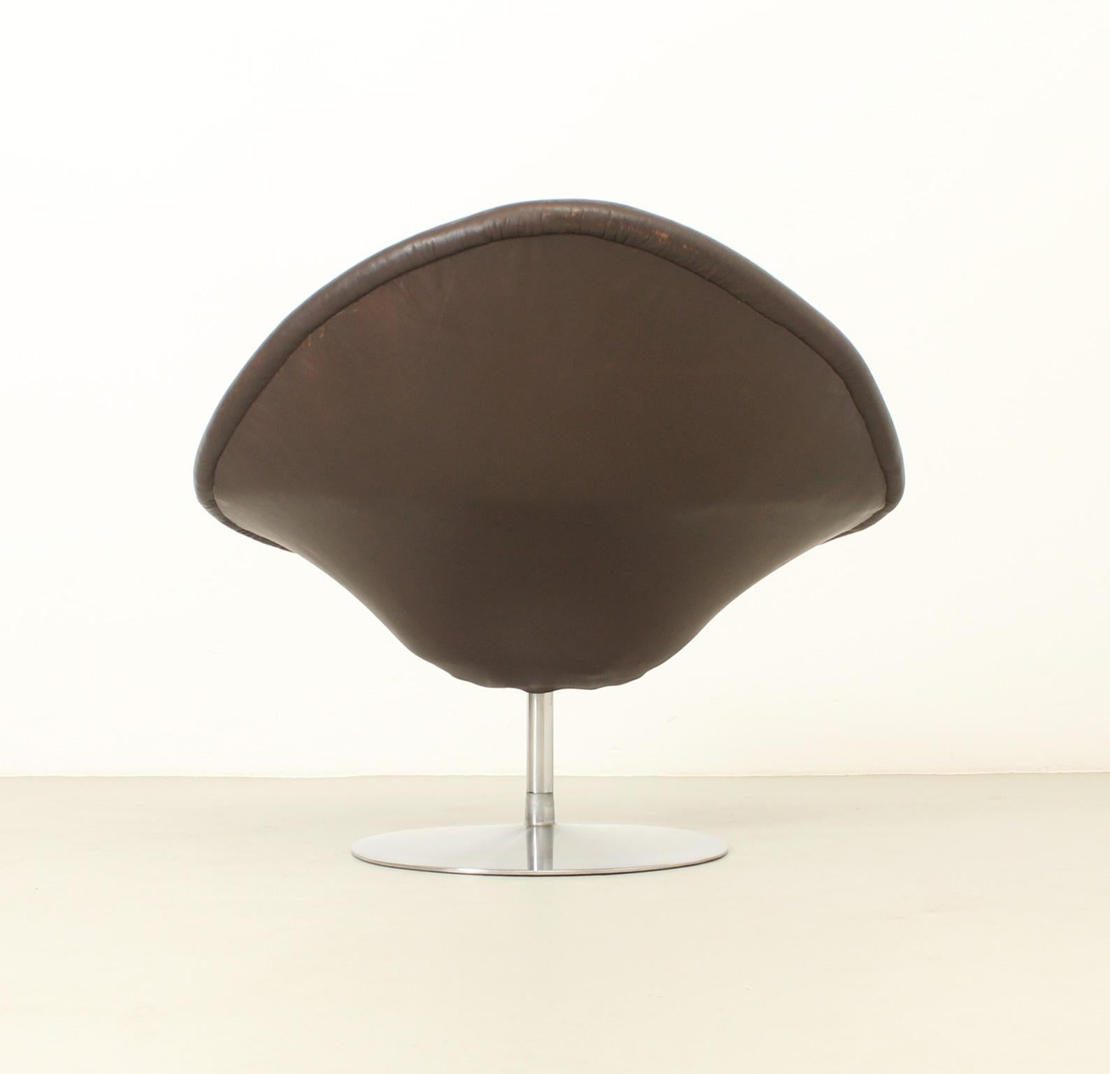 Globe Chair by Pierre Paulin in Brown Leather for Artifort For Sale 8