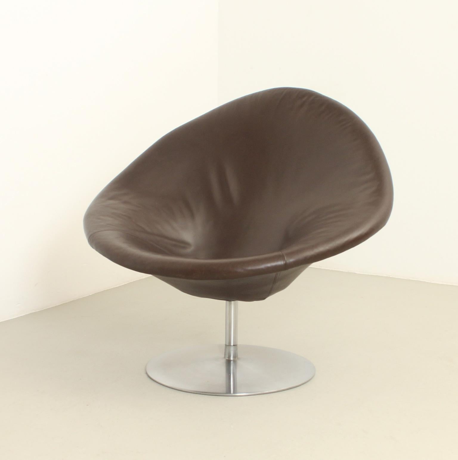 Globe chair model F422 designed by Pierre Paulin in 1959 for dutch company Artifort. Rare version upholstered in original chocolate brown leather with swivel steel base and very comfortable.