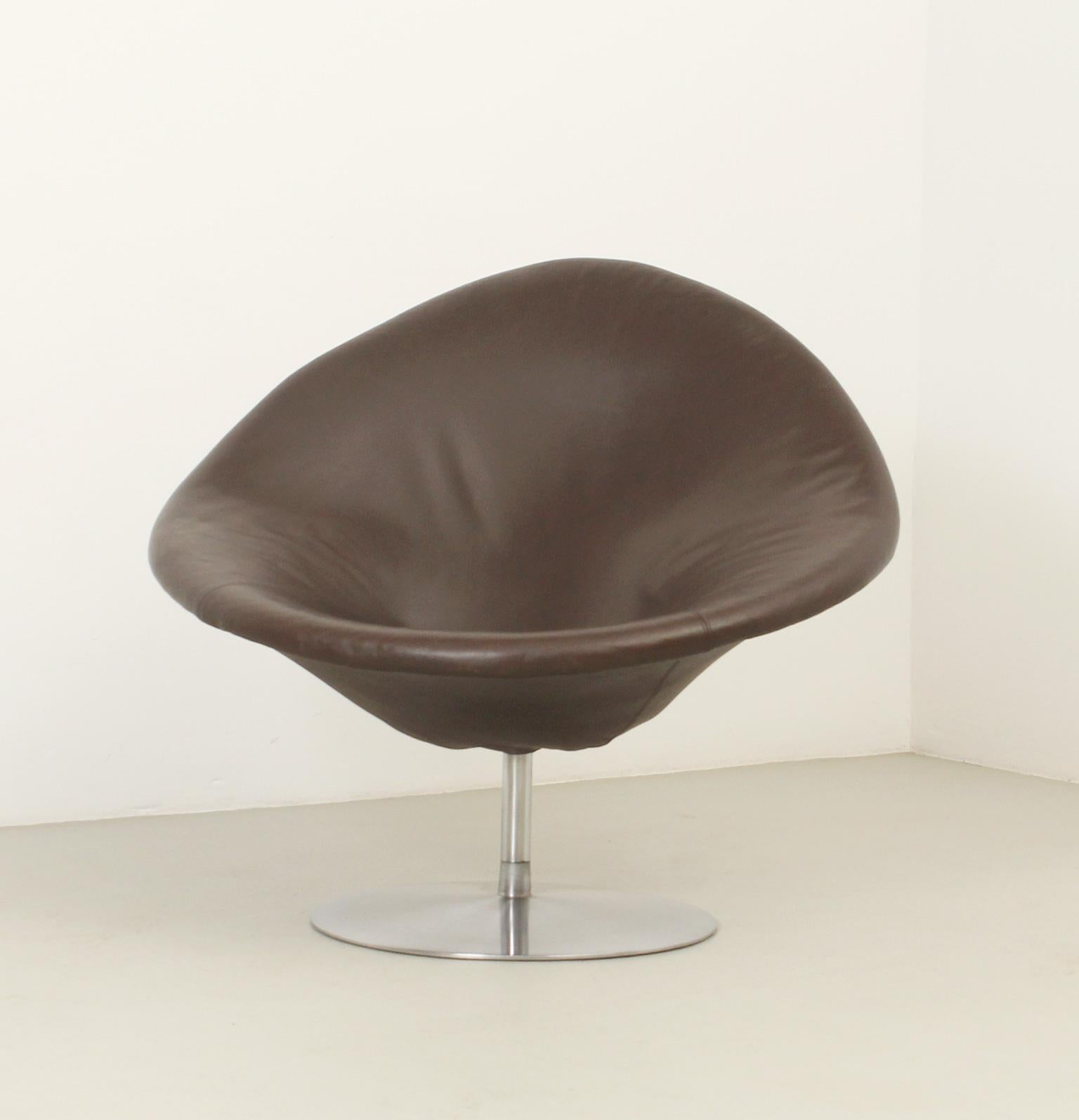Globe Chair von Pierre Paulin aus braunem Leder für Artifort (Moderne der Mitte des Jahrhunderts) im Angebot