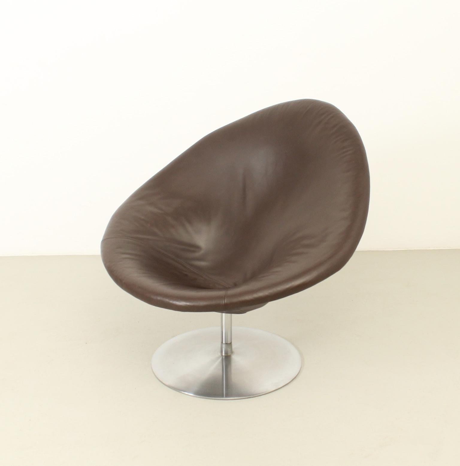 Mid-Century Modern Globe Chair by Pierre Paulin in Brown Leather for Artifort For Sale