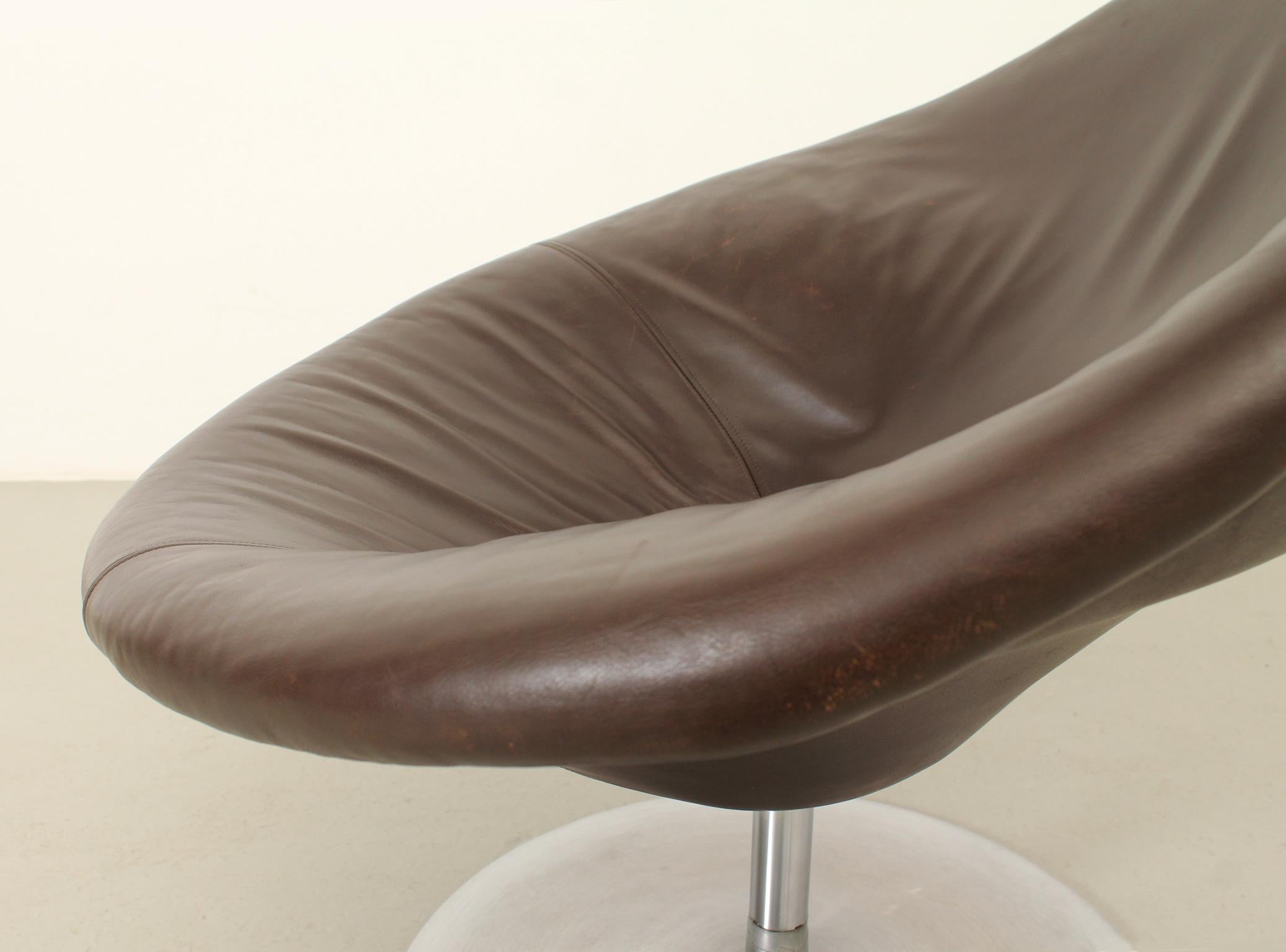 Milieu du XXe siècle Chaise Globe de Pierre Paulin en cuir Brown pour Artifort en vente