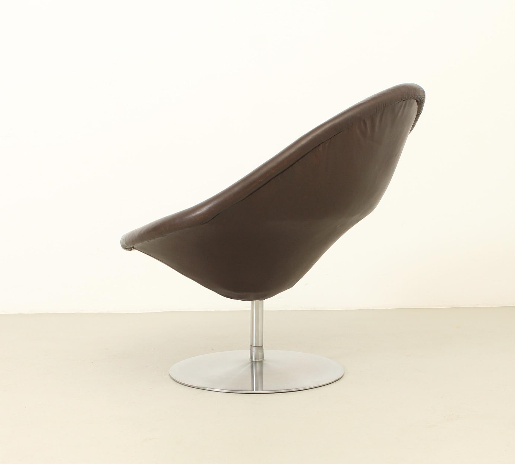 Steel Globe Chair by Pierre Paulin in Brown Leather for Artifort For Sale