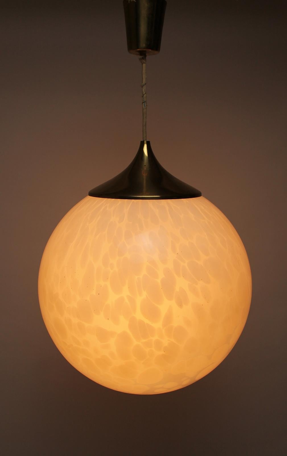 A very impressive A Murano Mazzega large globe pendant chandelier in white mottled blown glass from the 1970s
The Murano glass has a bubble effect encased in the glass.
In good vintage condition with no chips.
The lamp takes one standard base