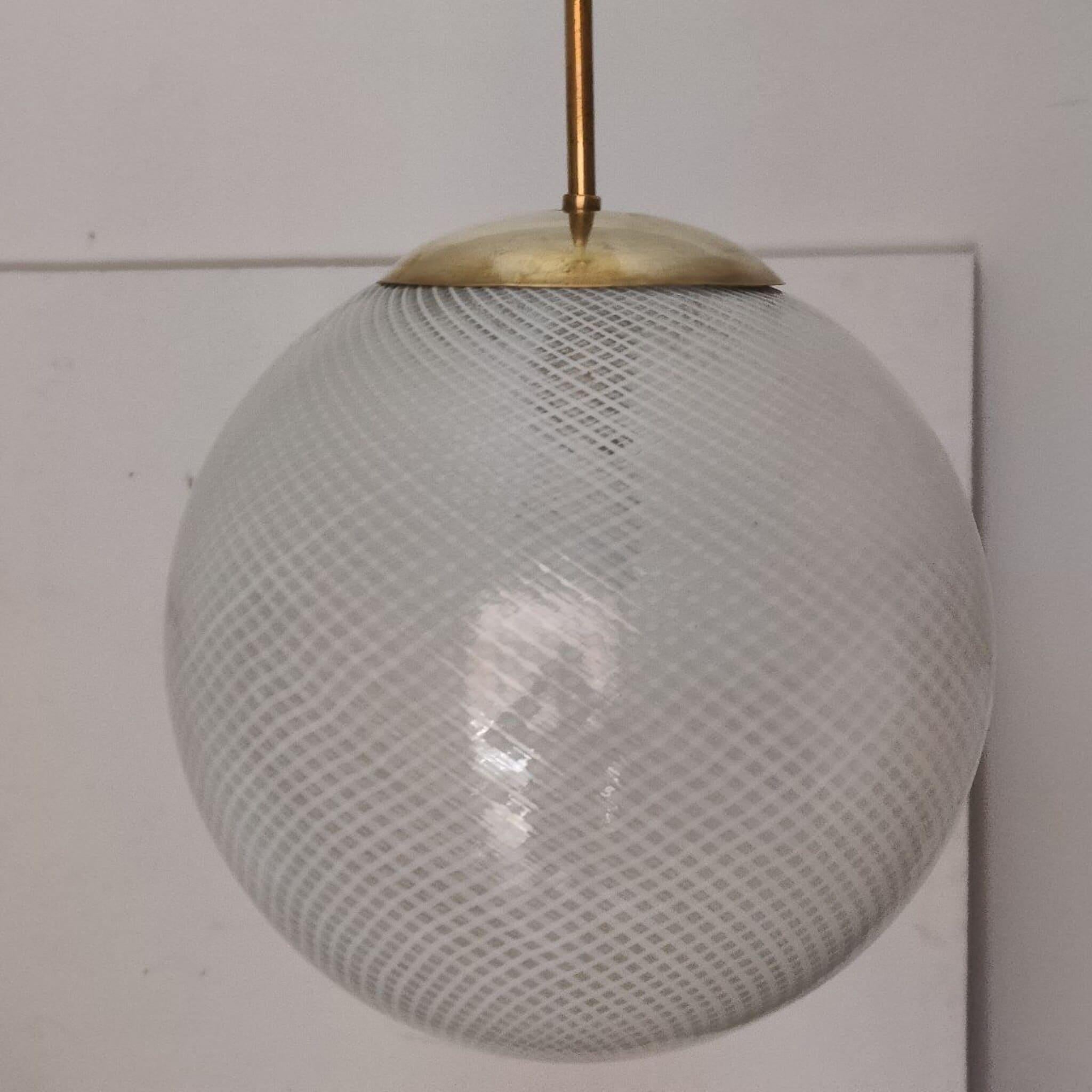 Globe Chandelier Reticello attibuited to Carlo Scarpa per Venini, Murano, 1950s In Good Condition For Sale In Nicolosi, IT