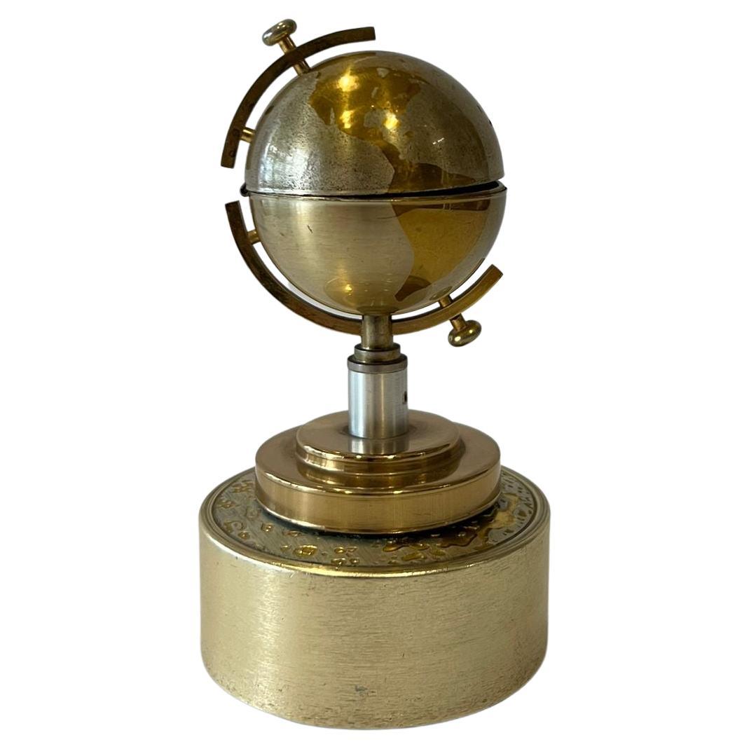 Globe Cigarette Dispenser with Music Playing Globe Lighter, Brass, Germany, 1950 In Good Condition For Sale In Vienna, AT