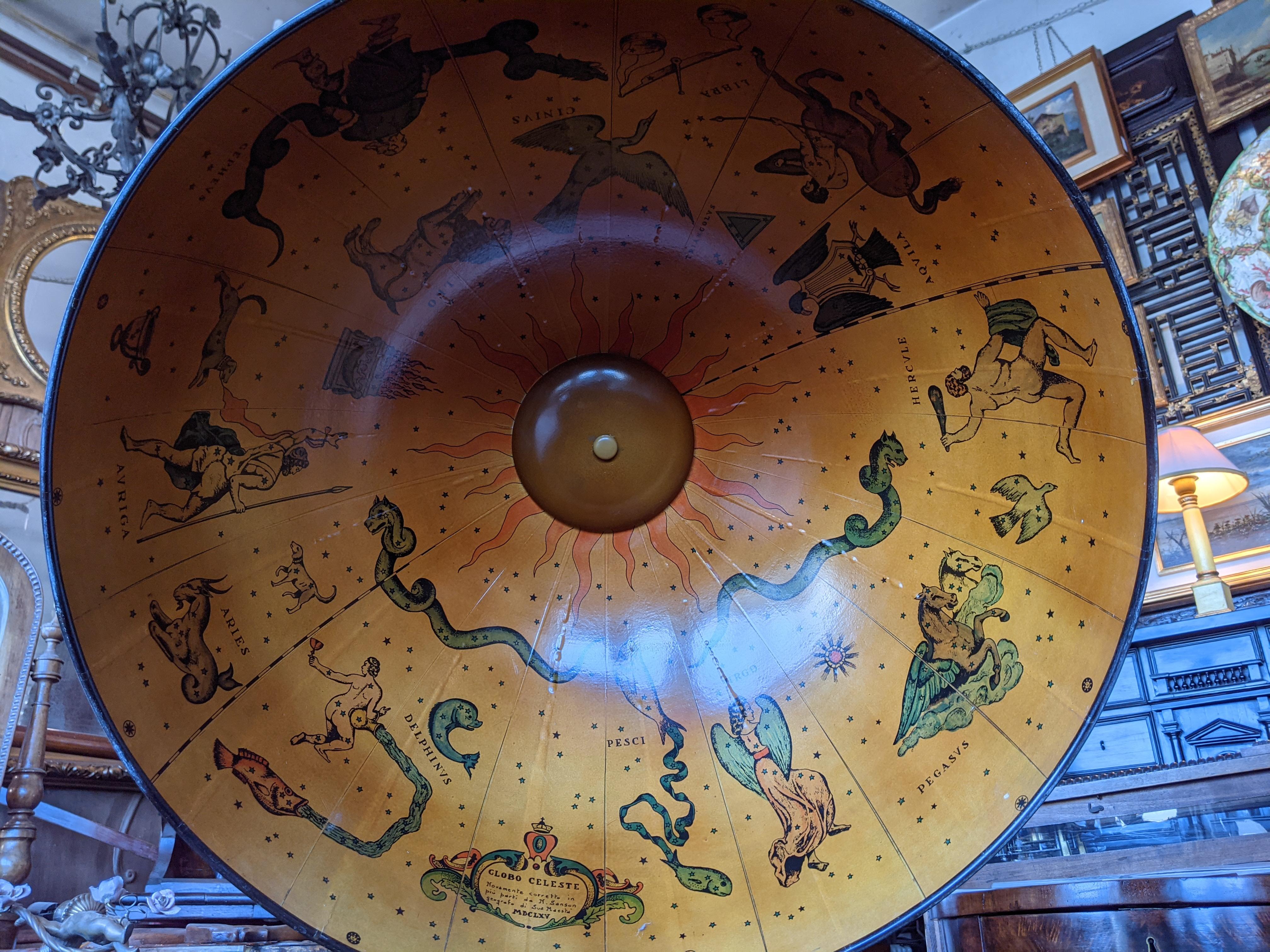 Encantador mueble bar Globo para cócteles de barra seca, con signos del zodiaco en su interior. Montada sobre ruedas. mediados de 1900.