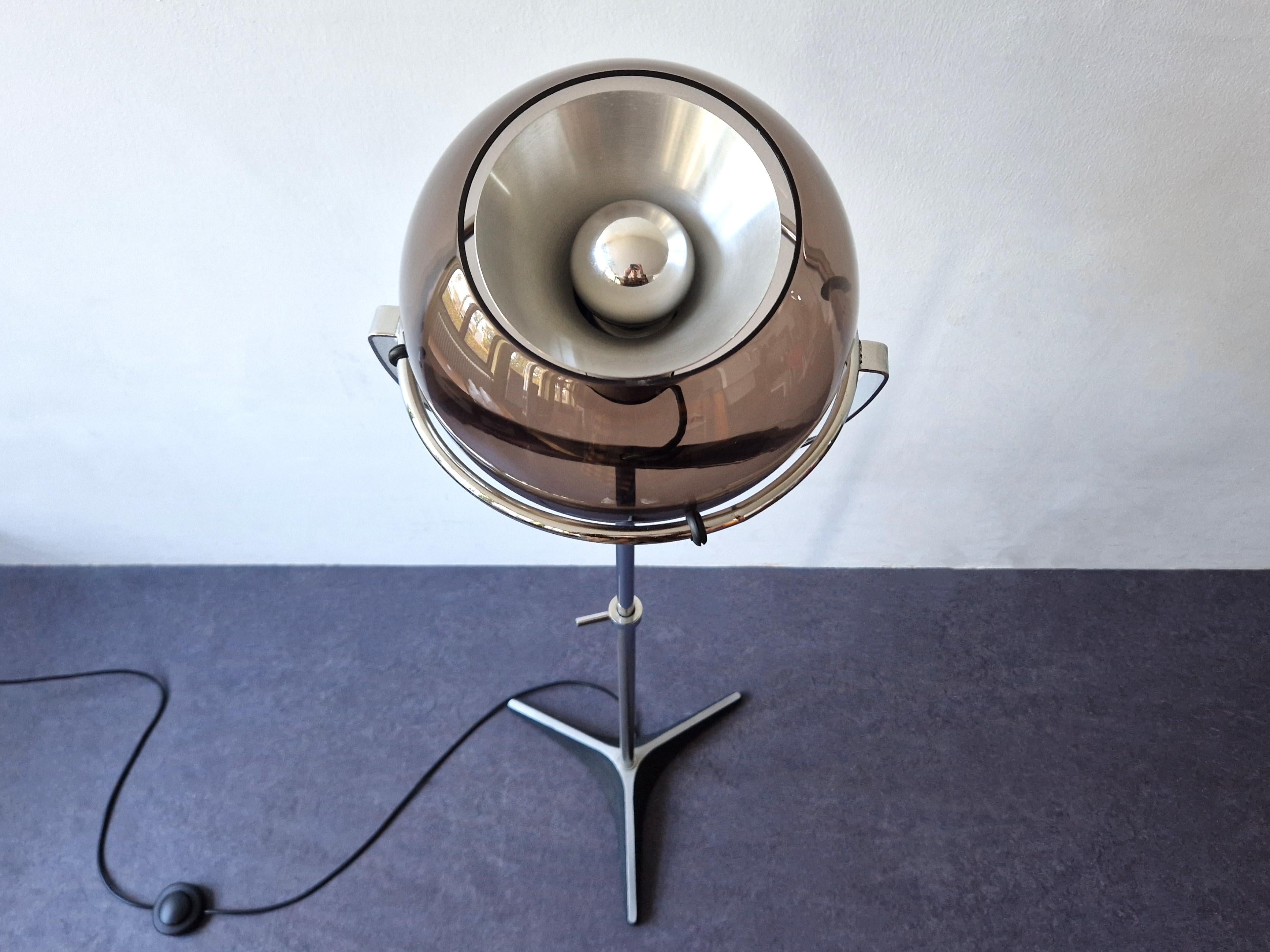 Globe D-2000 floor lamp by Frank Ligtelijn for Raak Amsterdam, 1960's In Good Condition For Sale In Steenwijk, NL