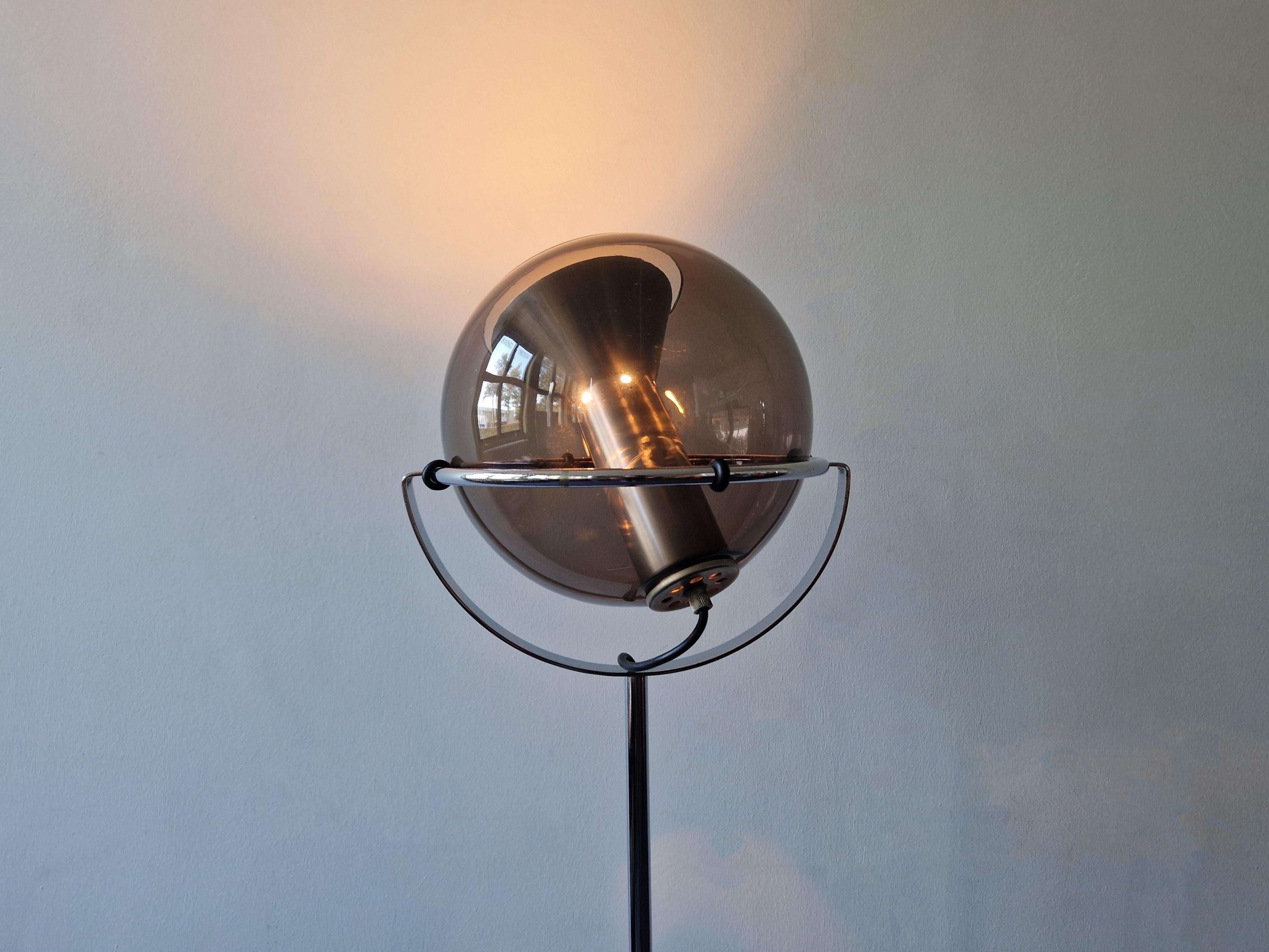 Milieu du XXe siècle Lampadaire Globe D-2000 de Frank Ligtelijn pour Raak Amsterdam, années 1960 en vente