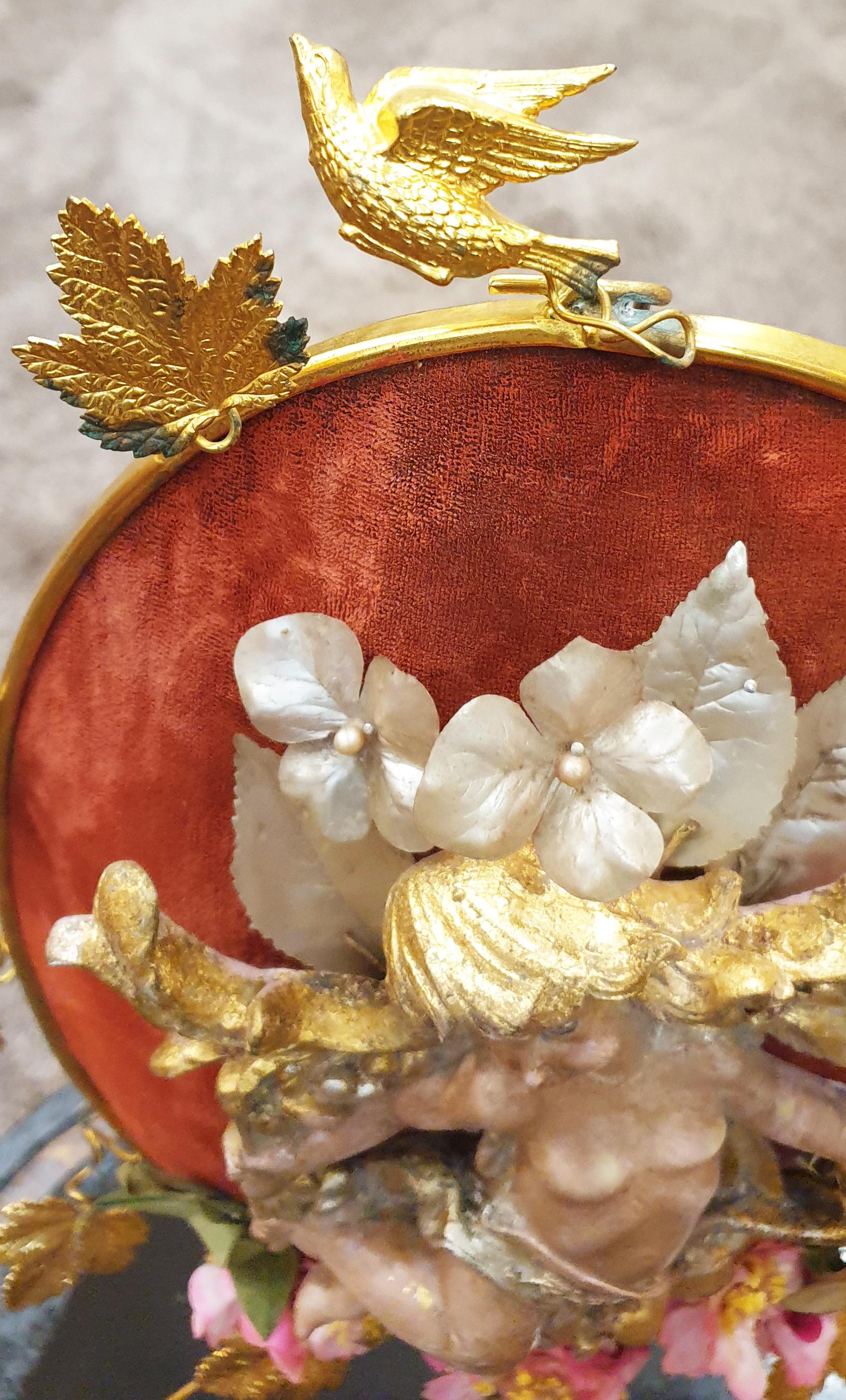Art nouveau Globe de Mariée, dôme en cristal de mariage 1880s avec ange de l'amour en vente
