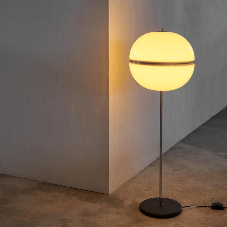 Lampada da terra Globe in metallo e acrilico, Italia, anni '60  

Lampada da terra molto elegante con paralume a globo in acrilico e cromo. Lampada di qualità di ottima fattura che spesso viene attribuita ad Arredoluce Monza, la famosa azienda di