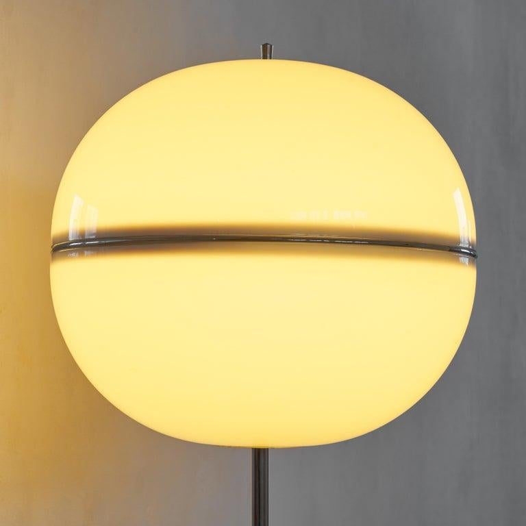 Mid-Century moderno Lampada da terra a globo in metallo e acrilico del Mid Century 1960 in vendita