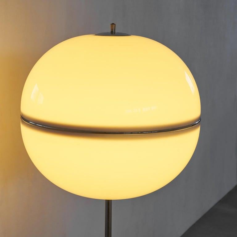 XX secolo Lampada da terra a globo in metallo e acrilico del Mid Century 1960 in vendita