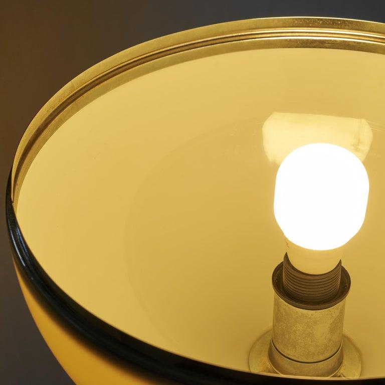 Lampada da terra a globo in metallo e acrilico del Mid Century 1960 in vendita 1