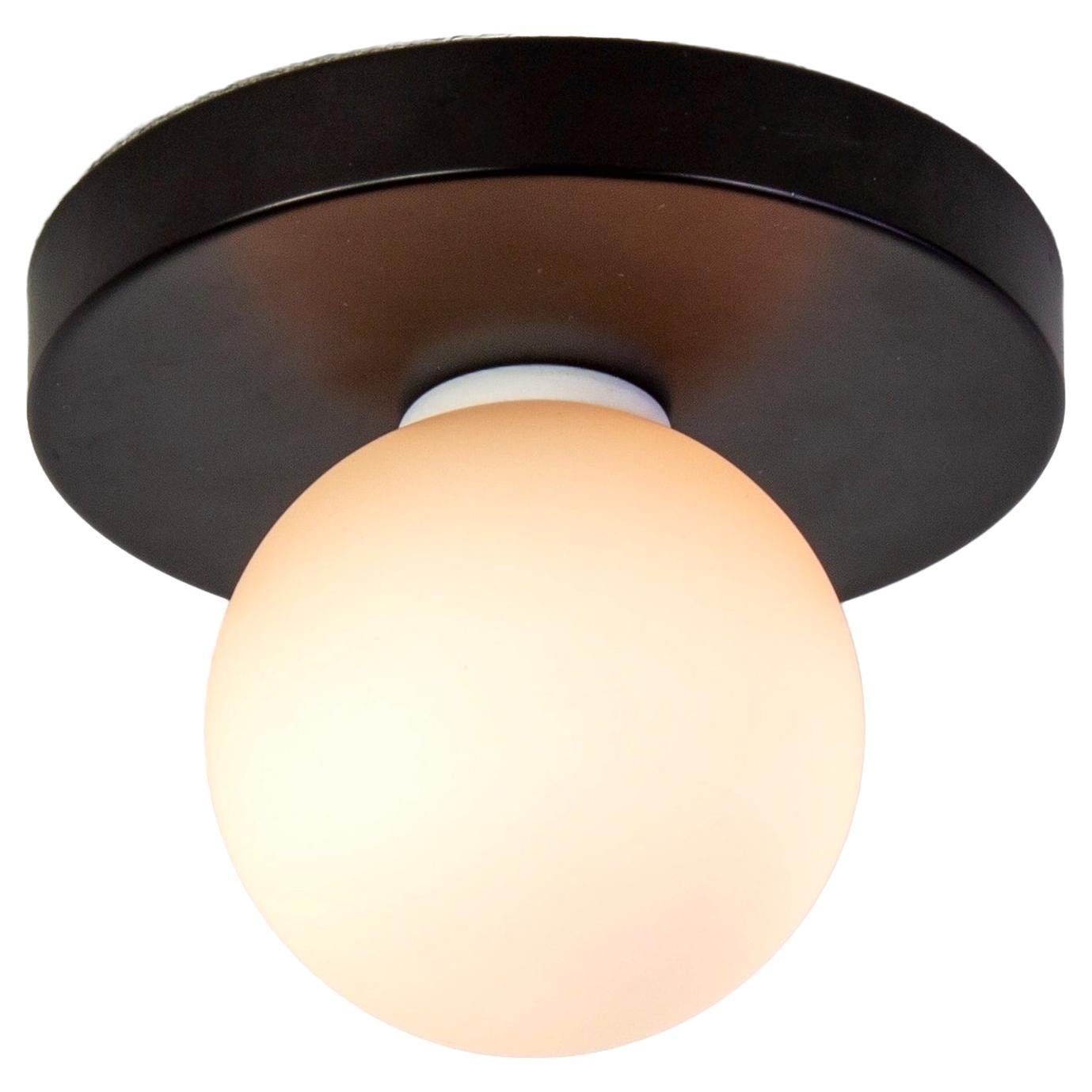 Globe Flush Mount di Research.Lighting, nero, globo di vetro da 3 pollici, su ordinazione