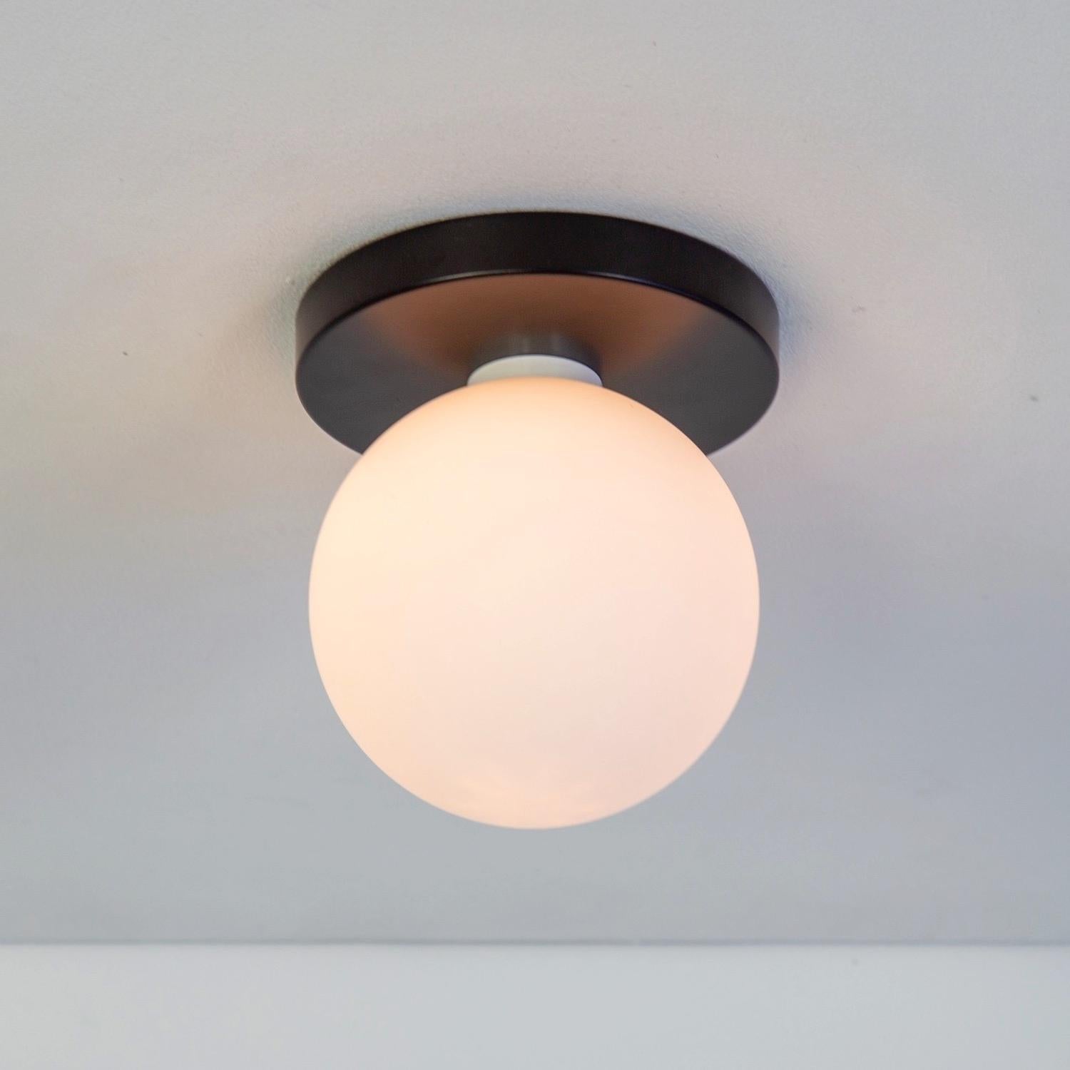 Cette offre est pour 1x Globe Flush Mount en noir conçu et fabriqué par Research.Lighting.

MATERIAL : Laiton, acier et verre
Finition : Noir
Électronique : 1x douille G9, 1x ampoule LED de 4,5 watts (incluse), 450 lumens
Diamètre du globe :
