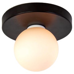 Globe Flush Mount di Research.Lighting, Nero, globo di vetro da 3 pollici, In magazzino