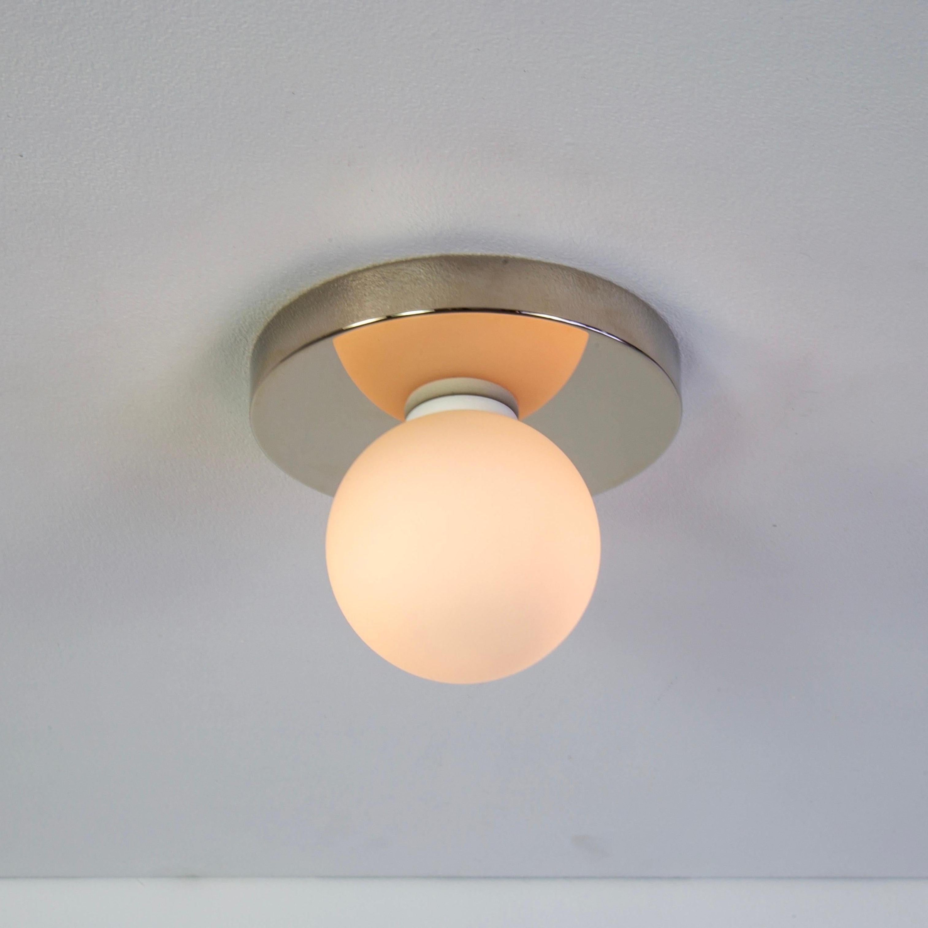 Questo annuncio si riferisce a 1x Globe Lighting in nichel lucido, progettato e prodotto da Research.Lighting.

Materiali: Ottone, Steele e Vetro
Finitura: Nichel lucido
Elettronica: 1x zoccolo G9, 1x lampadina LED da 4,5 Watt (inclusa), 450