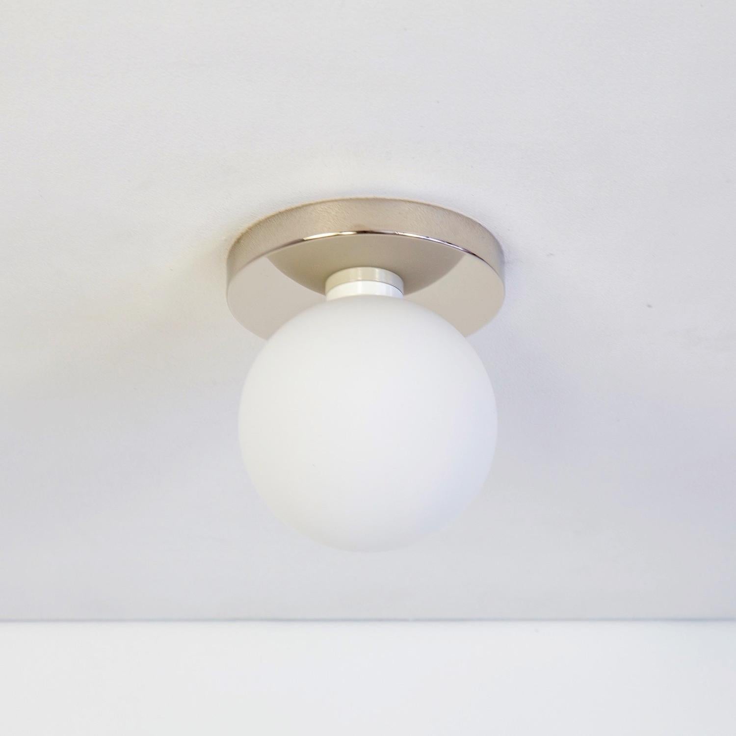 Cette offre est pour 1x Globe Flush Mount en nickel poli conçu et fabriqué par Research.Lighting.

MATERIAL : Laiton, acier et verre
Finition : Nickel poli
Électronique : 1x douille G9, 1x ampoule LED de 4,5 watts (incluse), 450 lumens
Diamètre du
