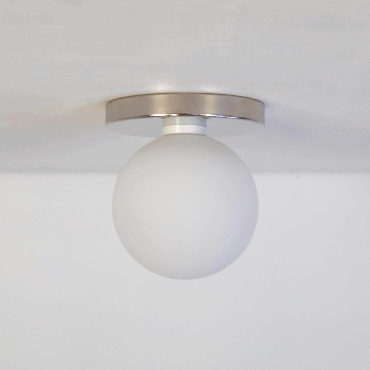 Globe encastré par Research, en nickel, verre de 5 pouces, fabriqué sur commande Neuf - En vente à Brooklyn, NY