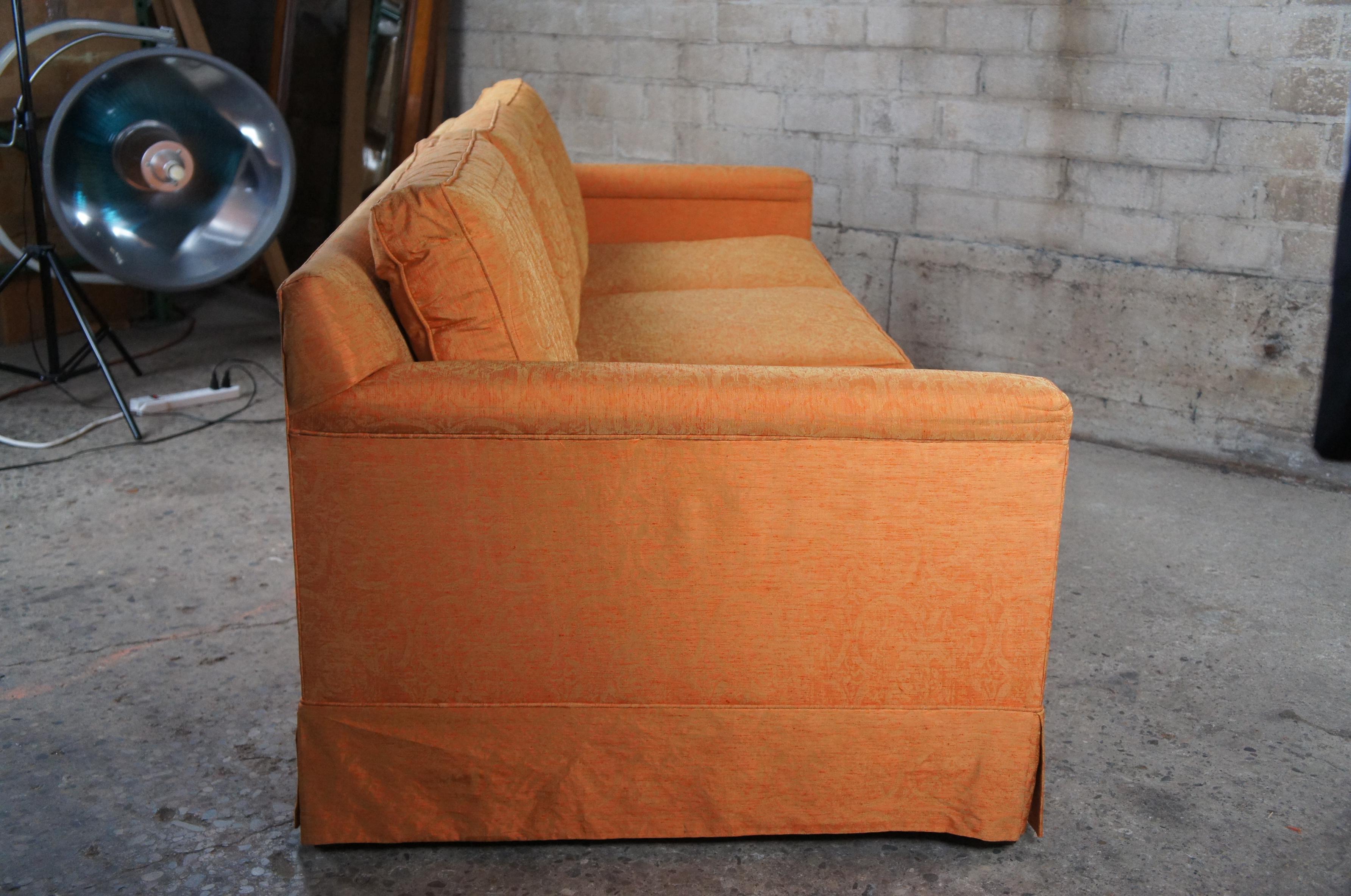 Globe Furniture canapé à 3 niveaux matelassé en acajou damas orange, style moderne du milieu du siècle dernier en vente 6