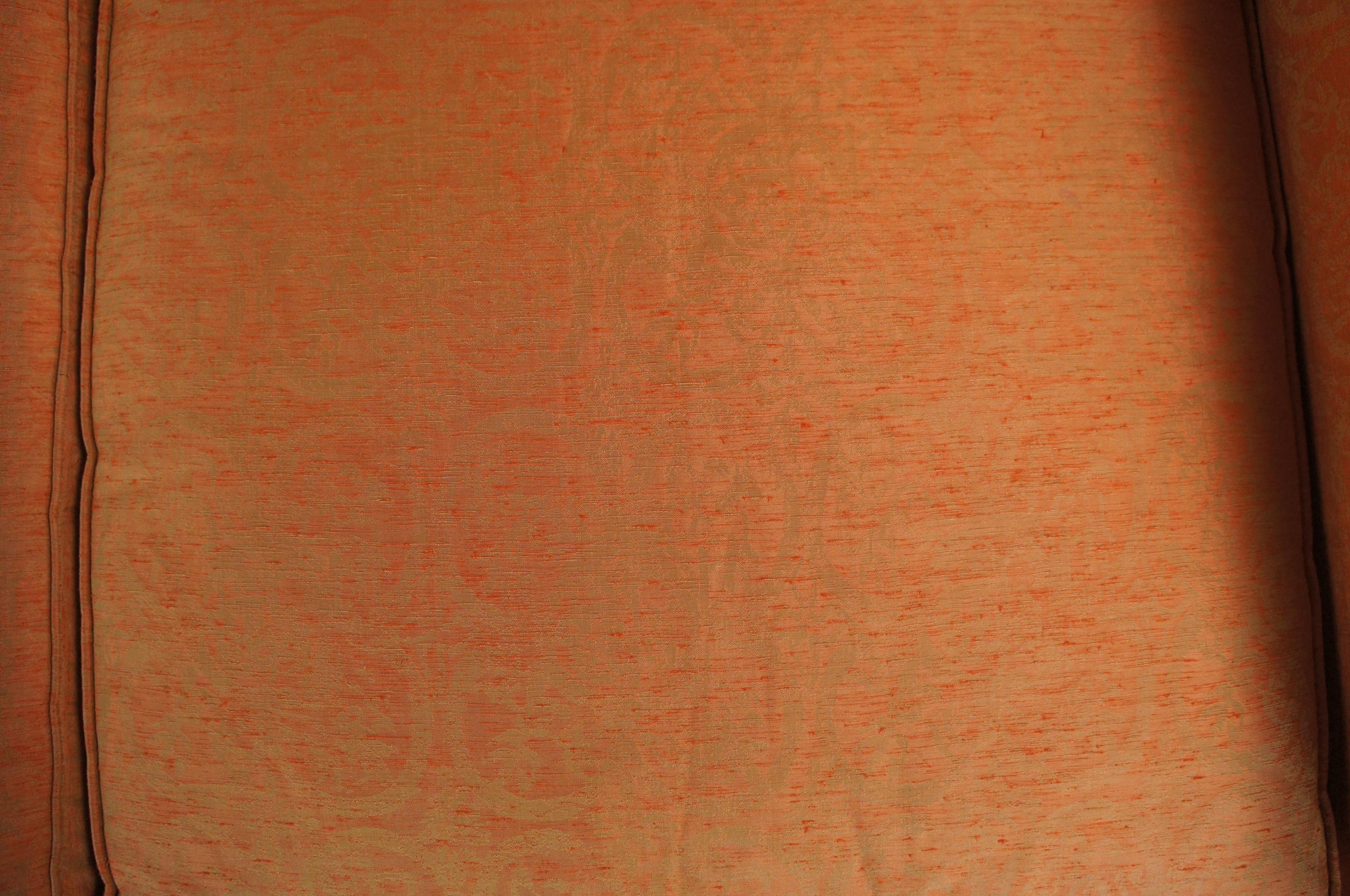 Globe Furniture canapé à 3 niveaux matelassé en acajou damas orange, style moderne du milieu du siècle dernier en vente 1