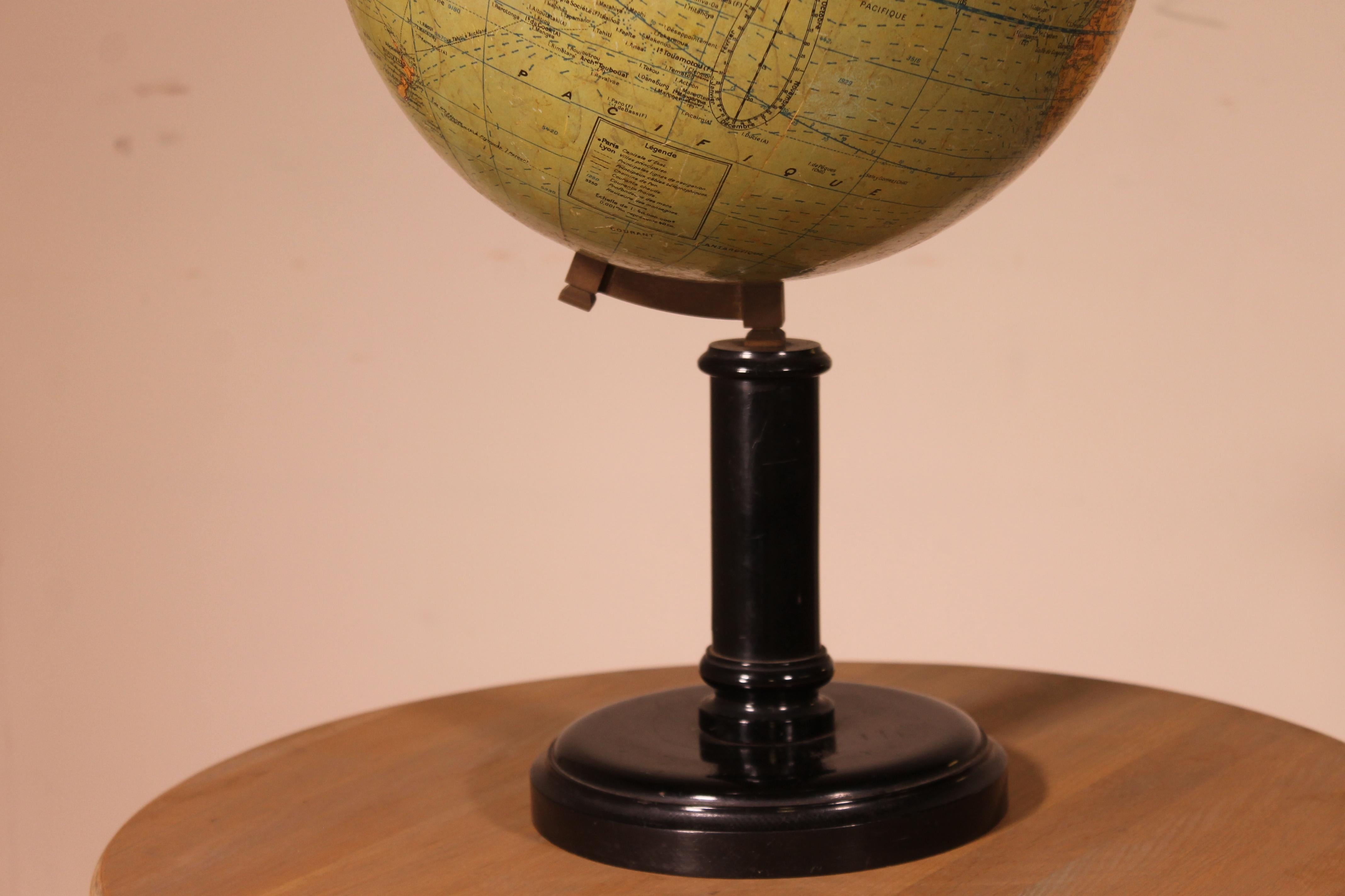 French world globe produced by the publisher G. Thomas 44 rue ND des Champs in Paris, circa 1900
The globe is carton and colored paper.

Beautiful patina and good condition.
Some traces of wear.

          