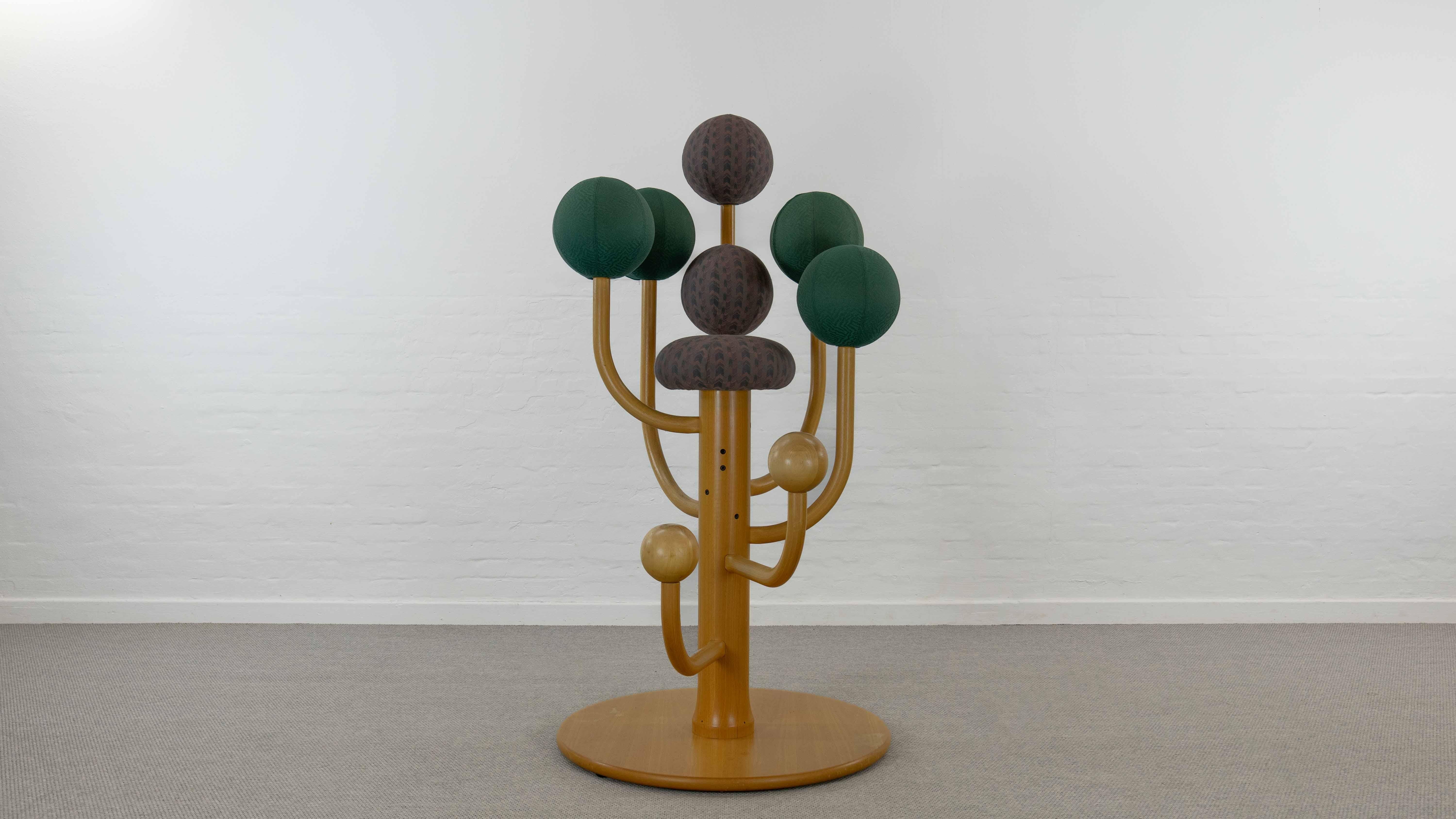 Did you also enjoy sitting in a tree as a child?

The Garden armchair by Peter Opsvik comes very close to this experience. You climb up the branches and can sit down in the crown. Designed in 1985 as part of the Globe Concept. The seat and all