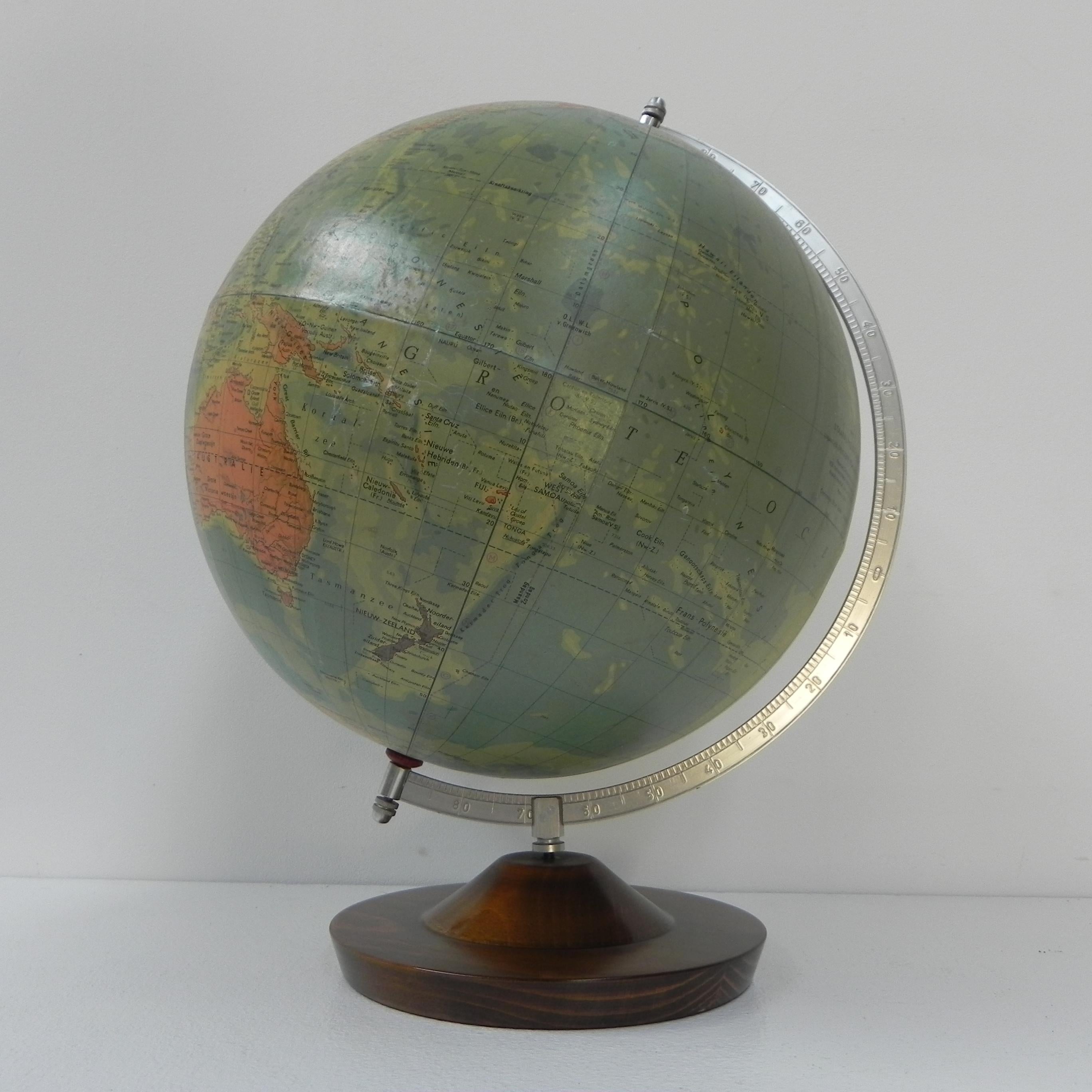 Mid-Century Modern Globe, globe SVH, scale 1 to 38500000 For Sale