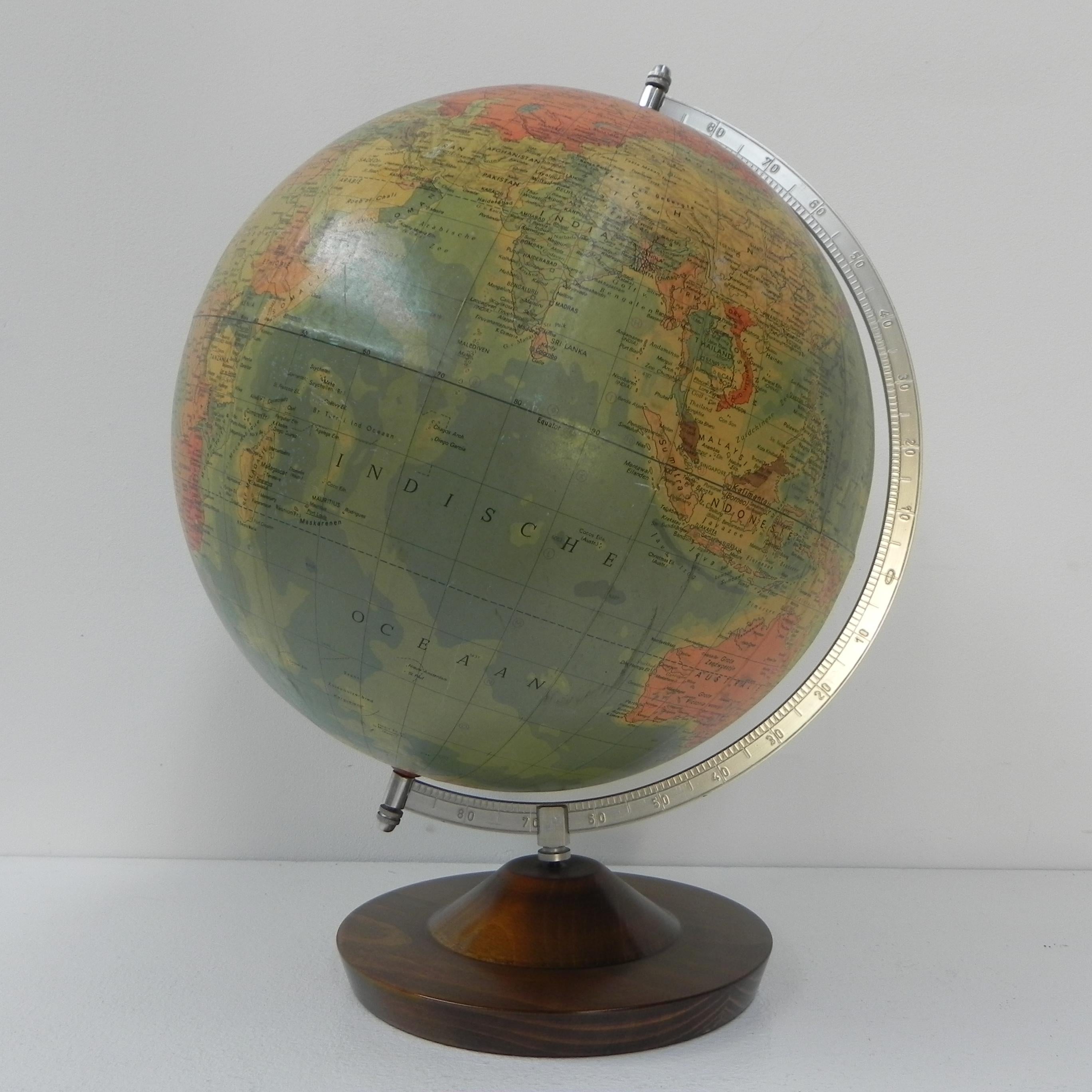 Dutch Globe, globe SVH, scale 1 to 38500000 For Sale