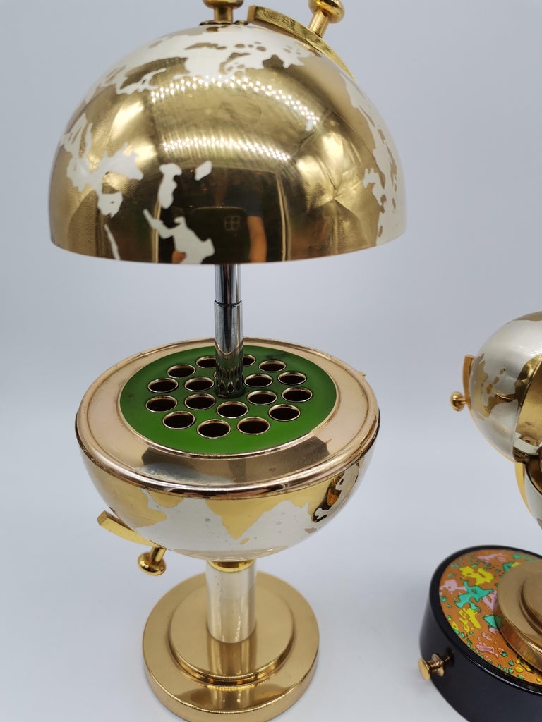 Globe Lighter and Cigarette Holder, Metal In Good Condition For Sale In Vienna, AT