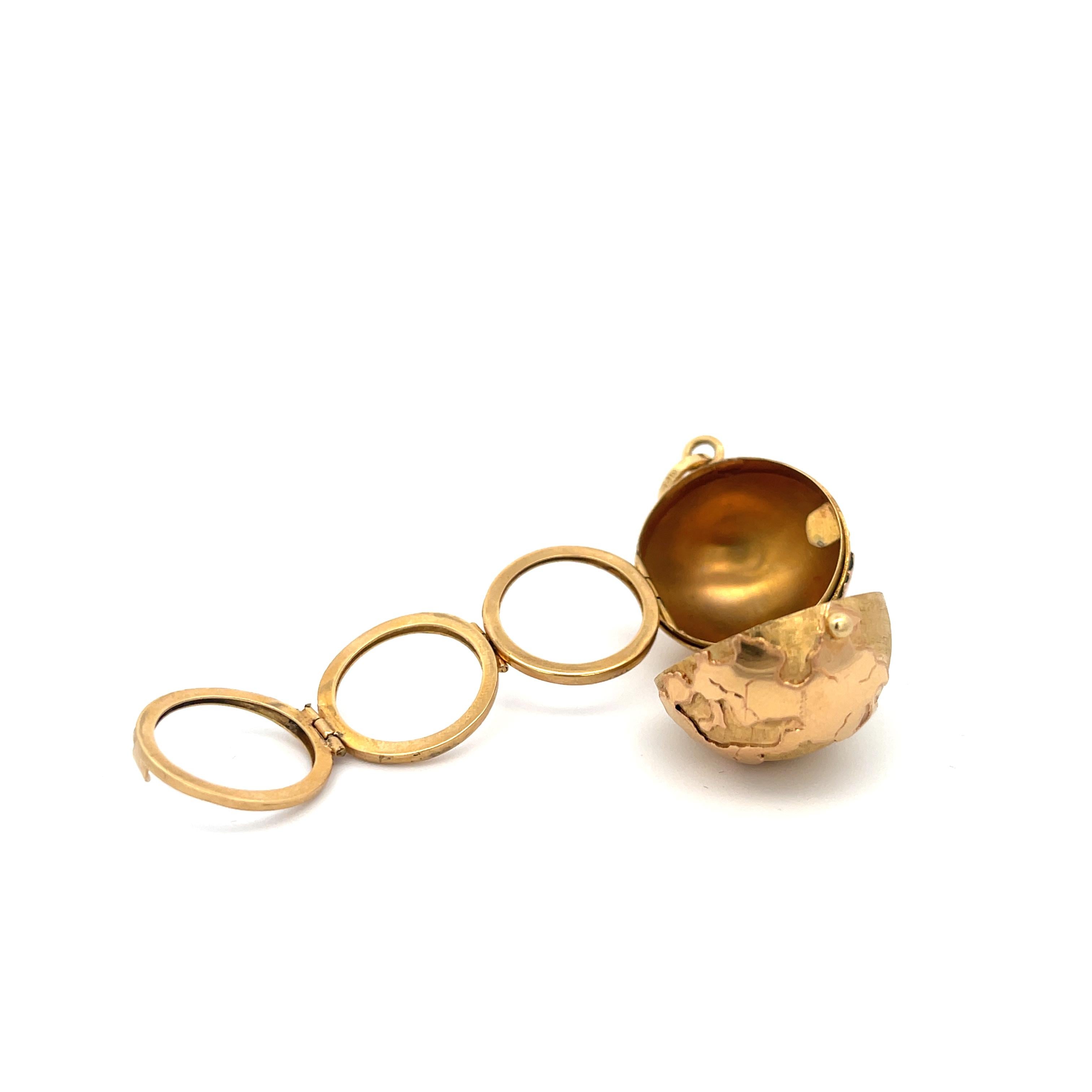 Médaillon Globe en or jaune 18 carats avec finition brossée et polie. 
Diamètre de 22,4 mm (0,88 in)
14,62 grammes