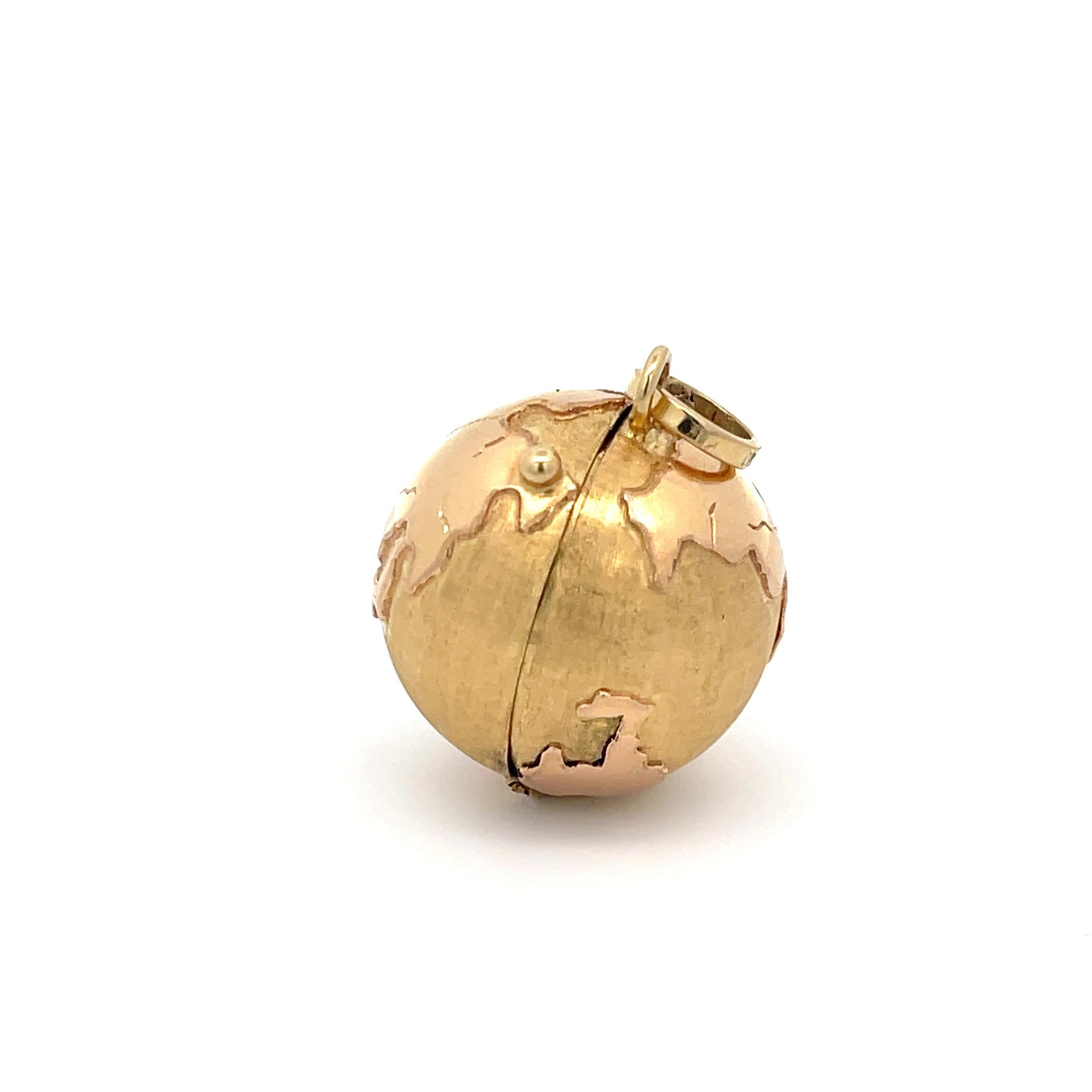 Médaillon Globe en or jaune 18 carats Bon état - En vente à Dallas, TX