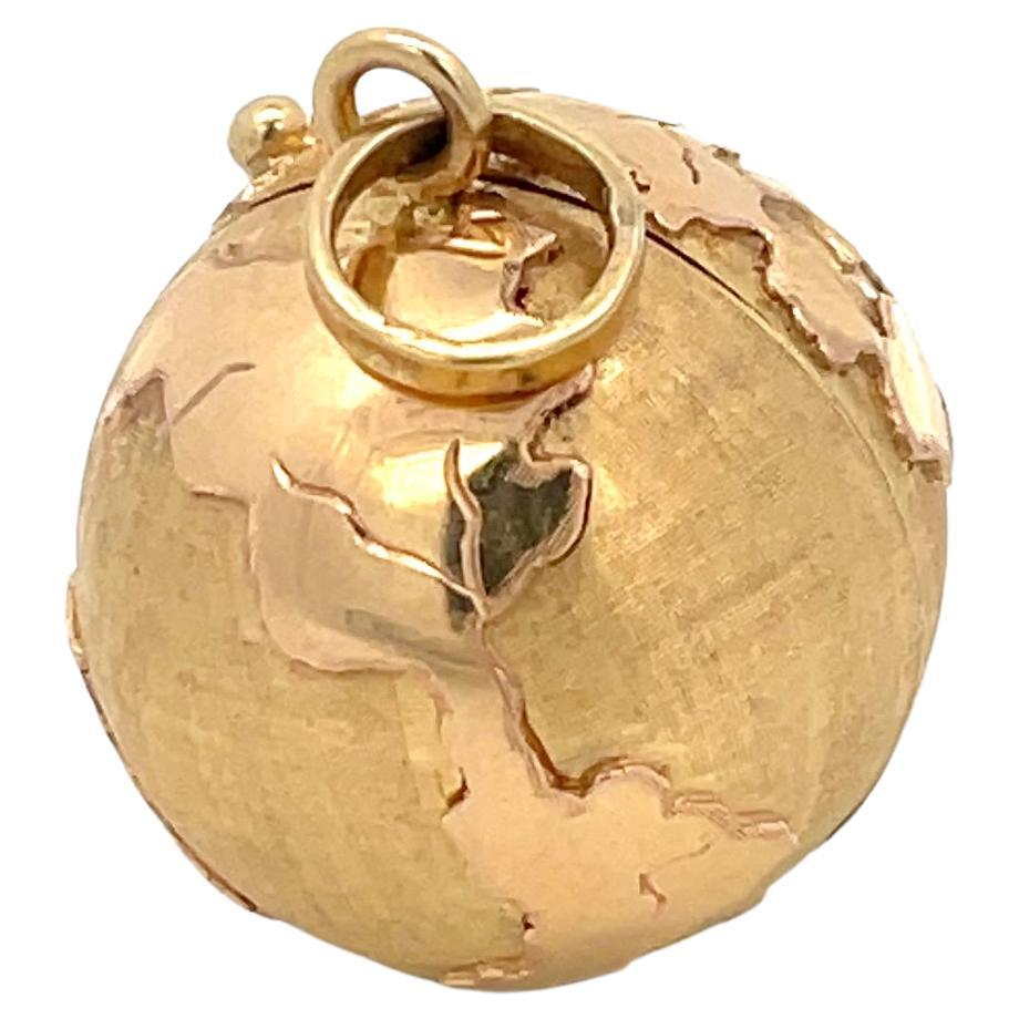 Médaillon Globe en or jaune 18 carats en vente