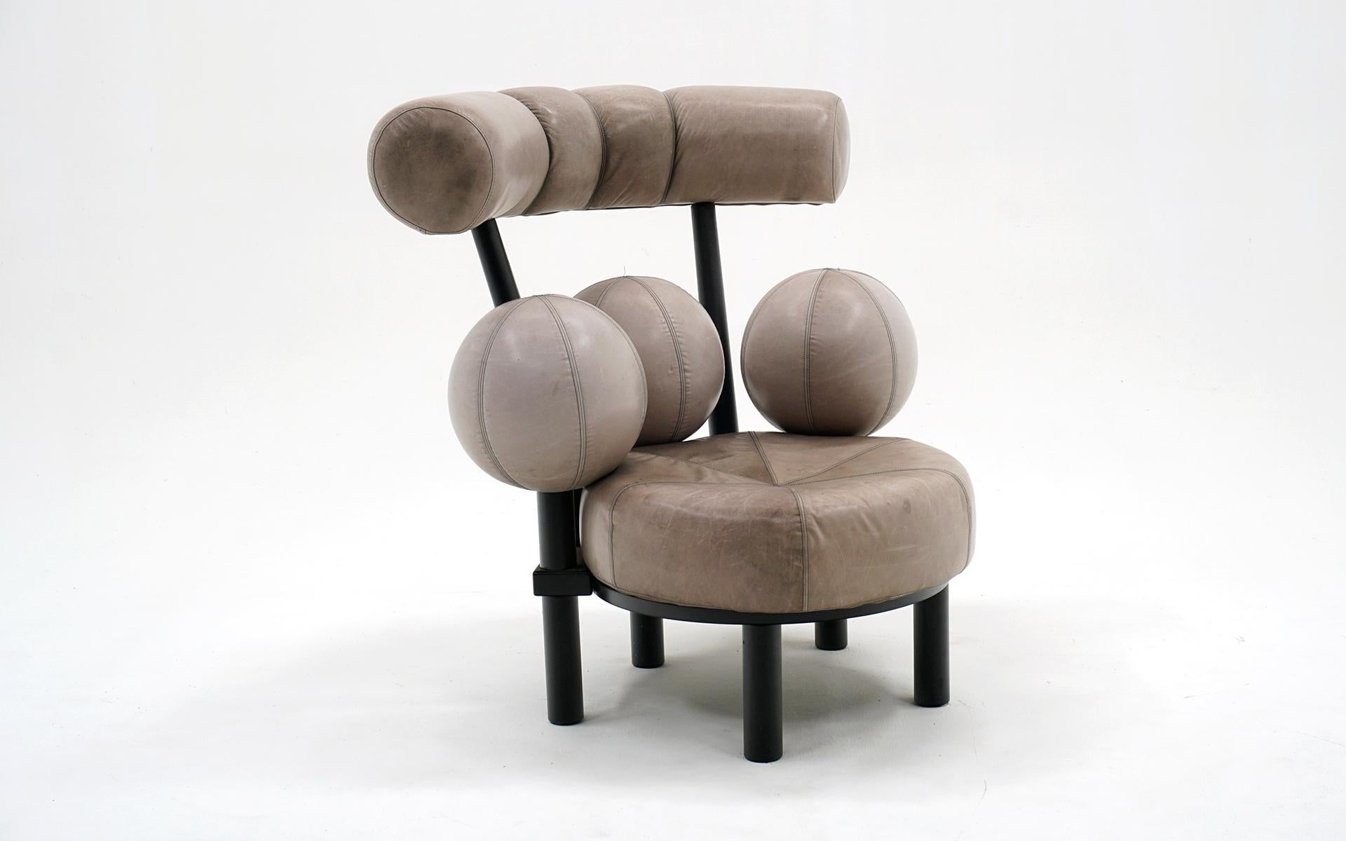 Silla Globe de Peter Opsvik para Stokke, Noruega, años 80.  También llamada silla de balón o de baloncesto.  Cuero gris original con algo de oscurecimiento en el asiento (ver fotos).  Pequeño desgaste por el uso.  Los globos y el respaldo se