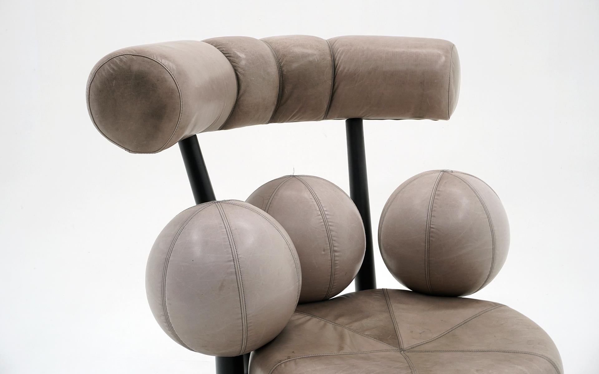 Silla Globe Lounge de Peter Obsvik, Noruega, años 80. Cuero gris claro.  Firmado Posmoderno en venta