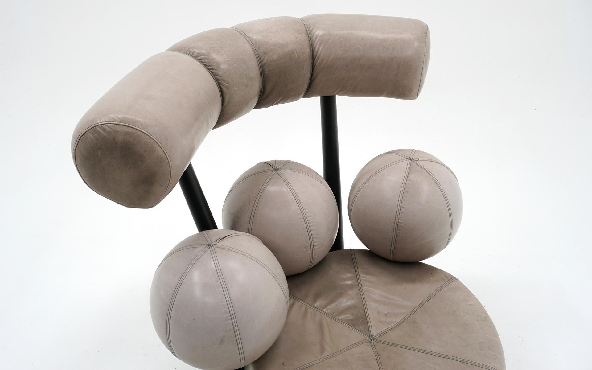 Silla Globe Lounge de Peter Obsvik, Noruega, años 80. Cuero gris claro.  Firmado Noruego en venta