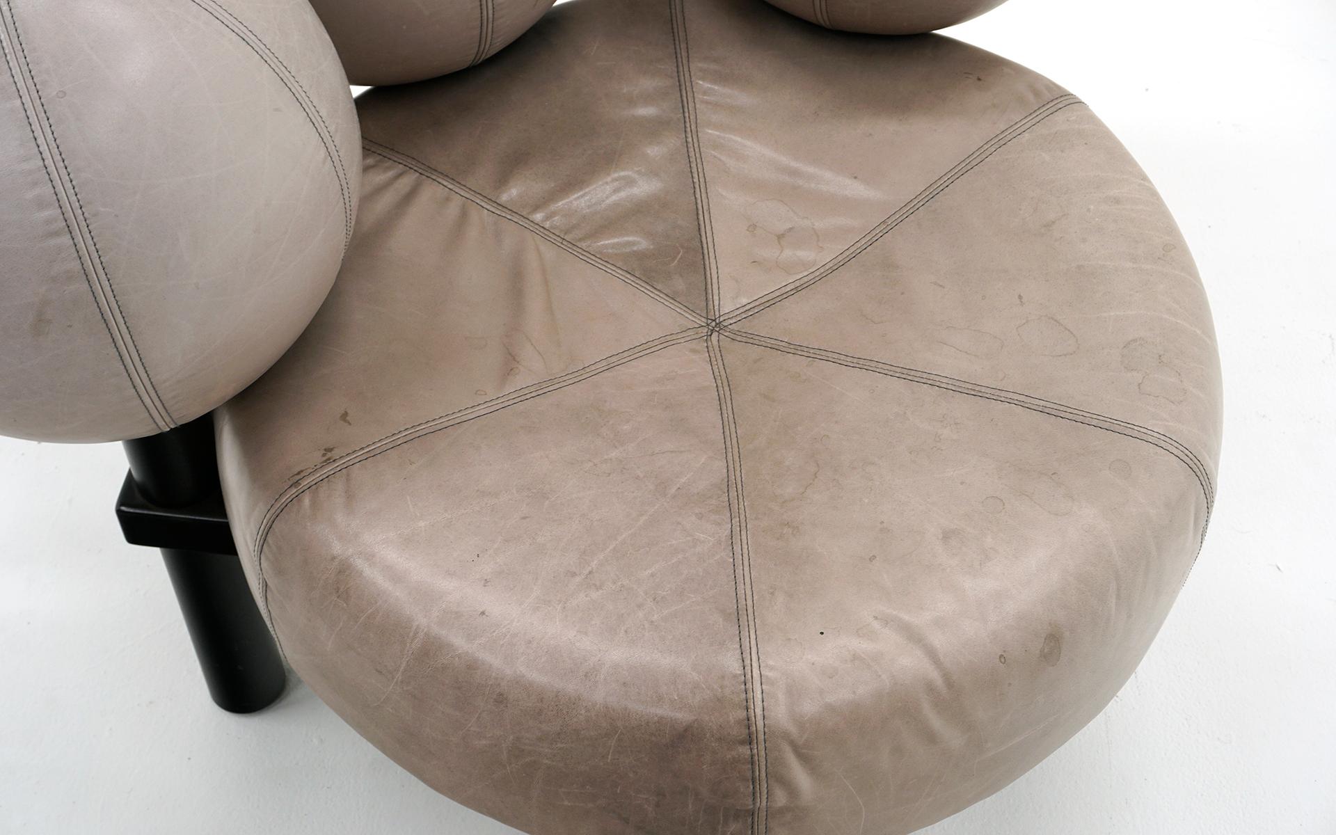 Silla Globe Lounge de Peter Obsvik, Noruega, años 80. Cuero gris claro.  Firmado en Bueno estado para la venta en Kansas City, MO