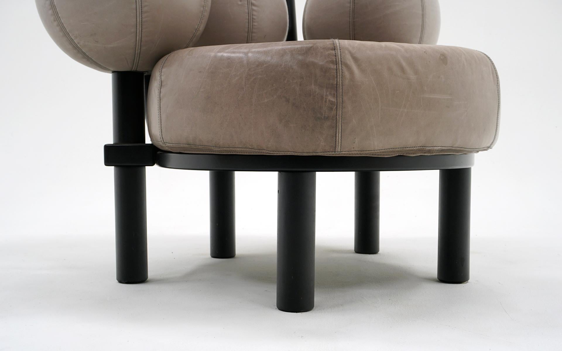 Silla Globe Lounge de Peter Obsvik, Noruega, años 80. Cuero gris claro.  Firmado finales del siglo XX en venta