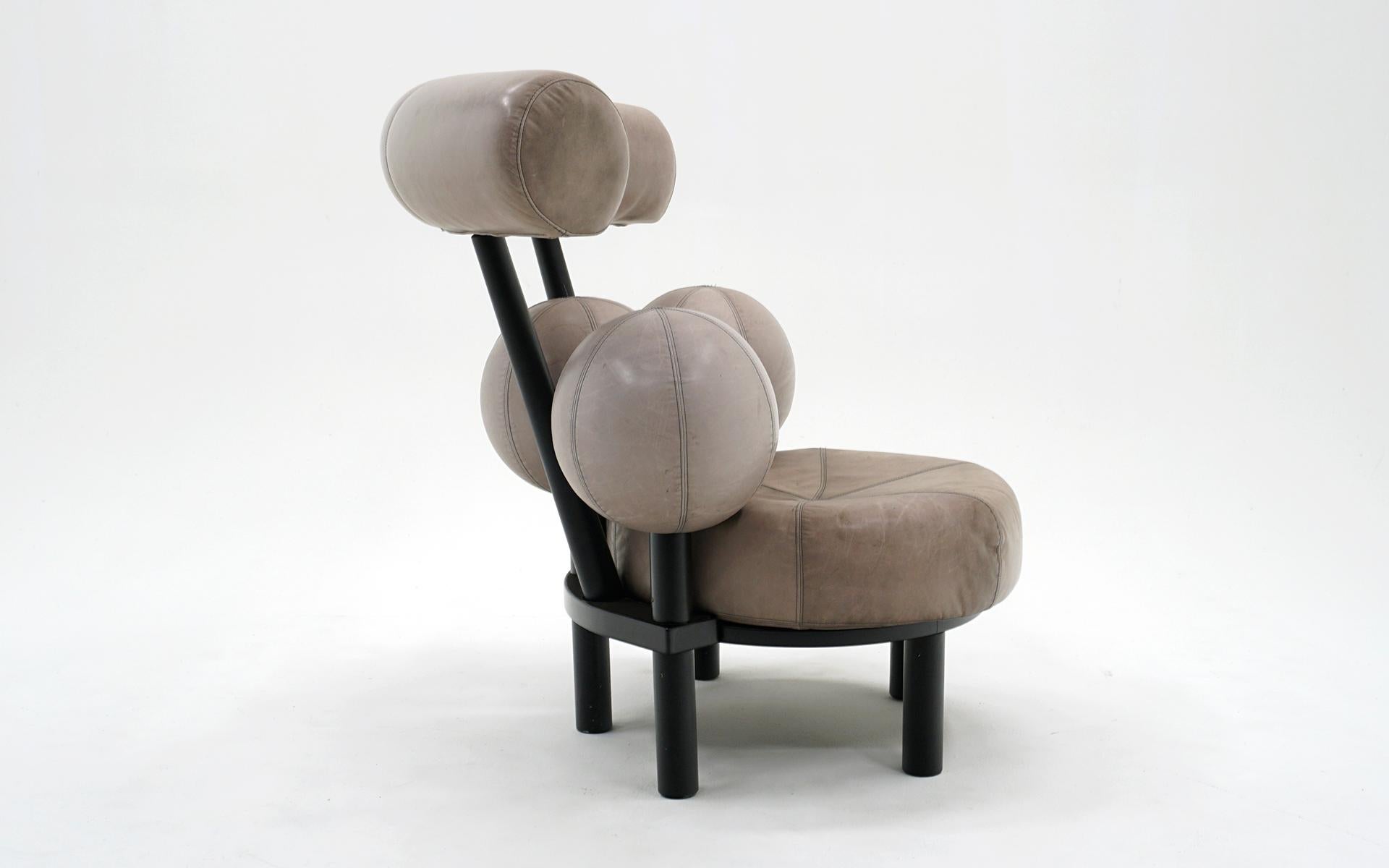 Silla Globe Lounge de Peter Obsvik, Noruega, años 80. Cuero gris claro.  Firmado en venta 1