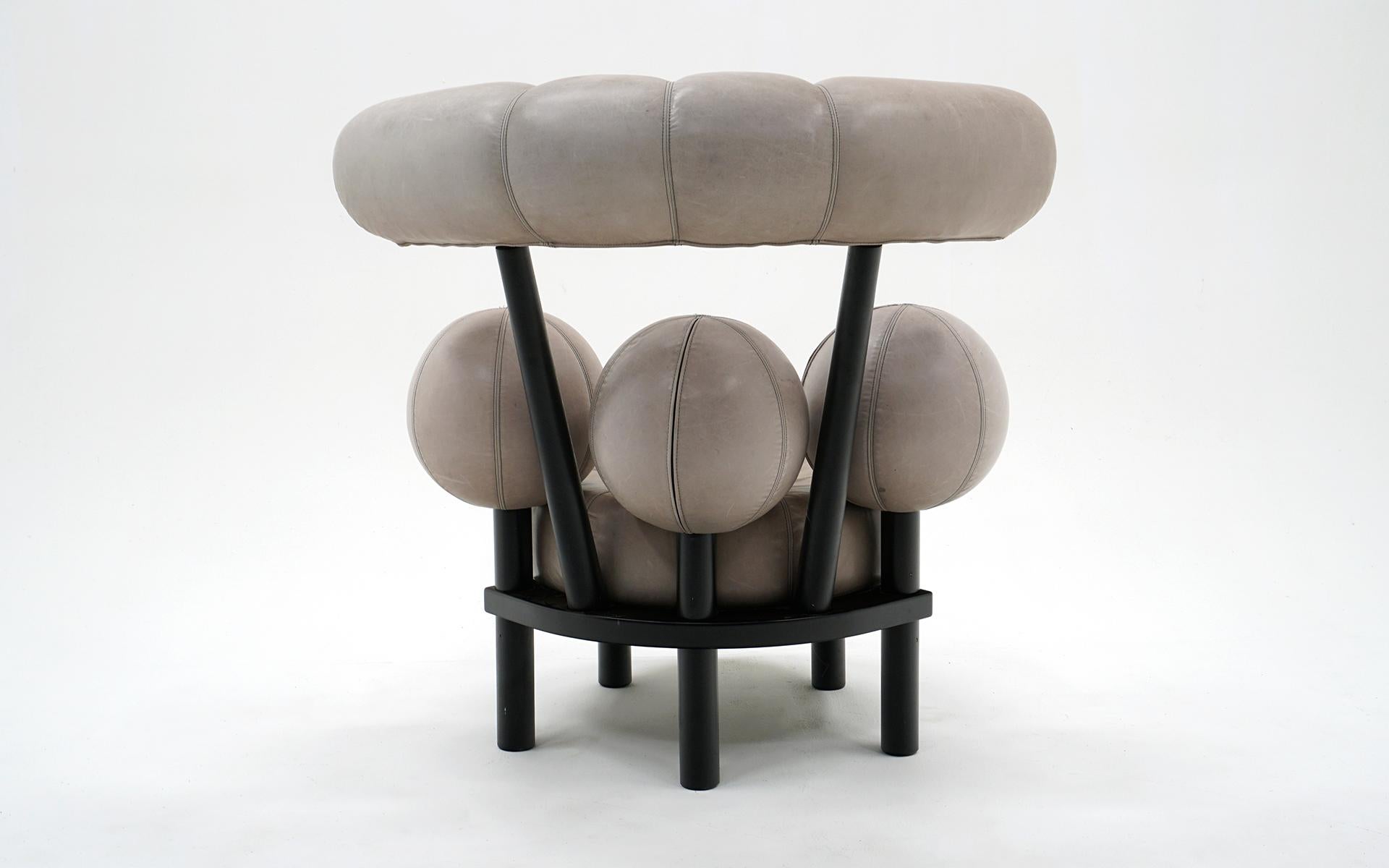 Silla Globe Lounge de Peter Obsvik, Noruega, años 80. Cuero gris claro.  Firmado en venta 2